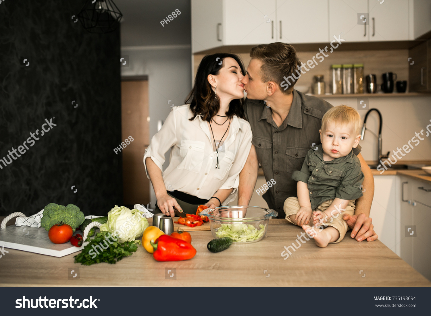 Мама с сыном русская кухня. Семейная фотосессия на кухне. Фотосессия семьи на кухне. Семейная фотосъемка на кухне. Семейная фотосессия с малышом на кухне.
