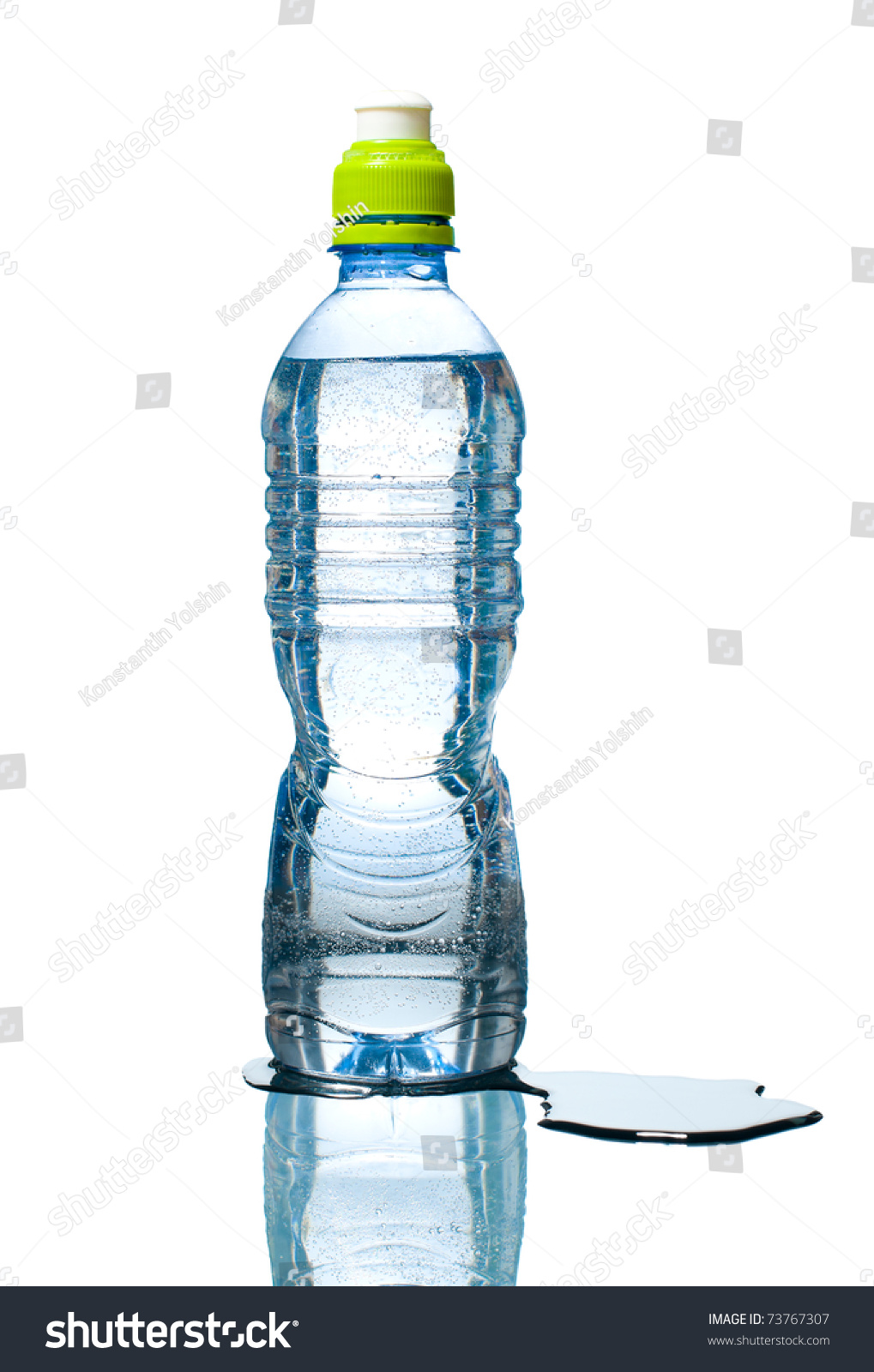 Почему вода вытекает из отверстий. Пластмассовая бутылка с дыркой. Дырявая бутылка с водой. Вода из бутылки. Бутылка с дырками и водой.