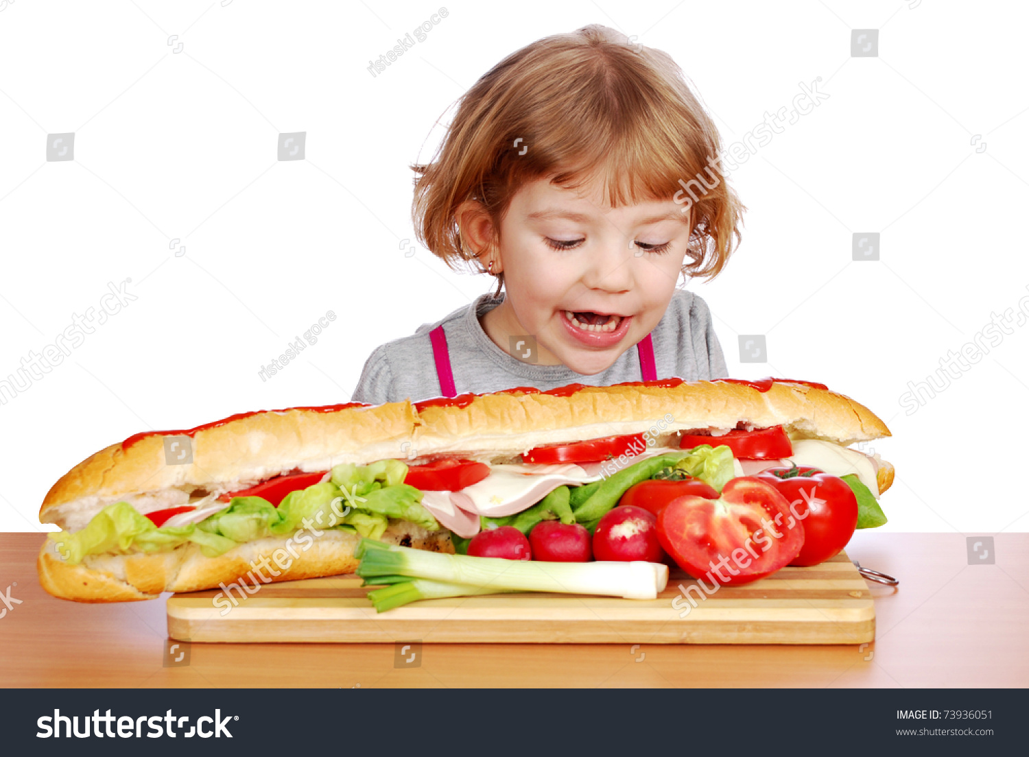 Ребенок ест бутерброд