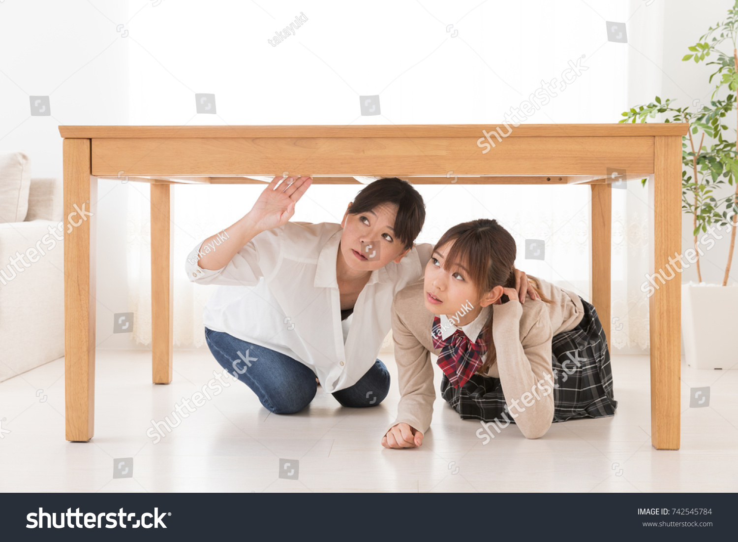 Дочь под столом
