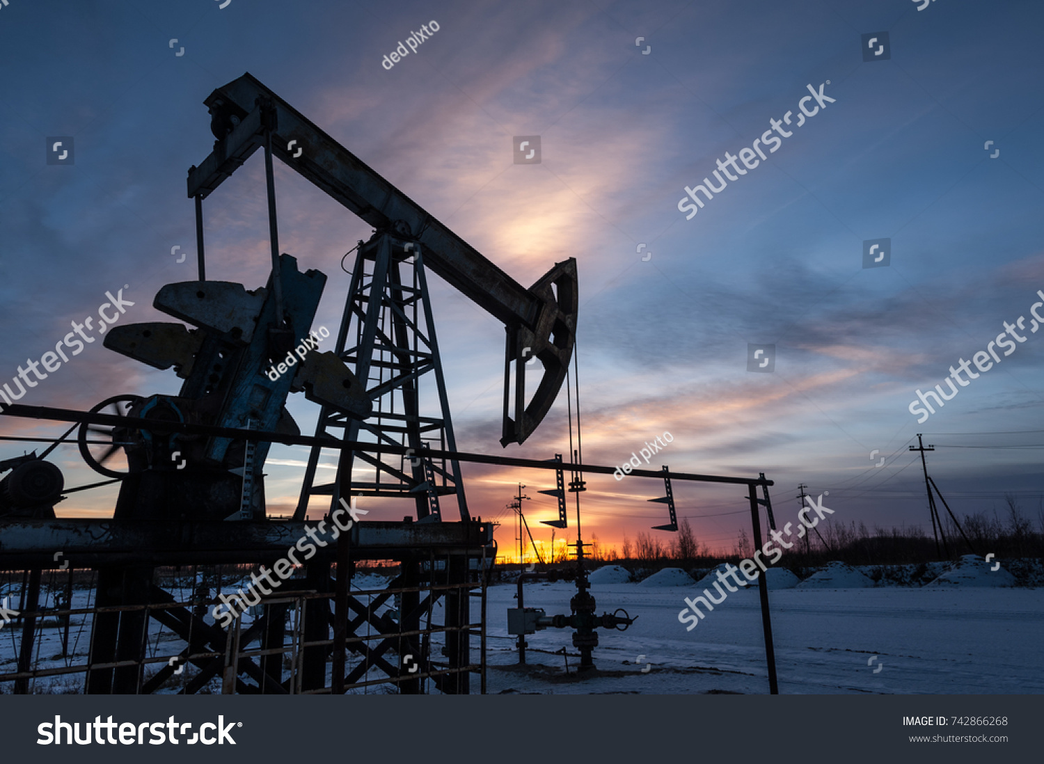 Pump jack no fundo do céu Foto stock 742866268 | Shutterstock