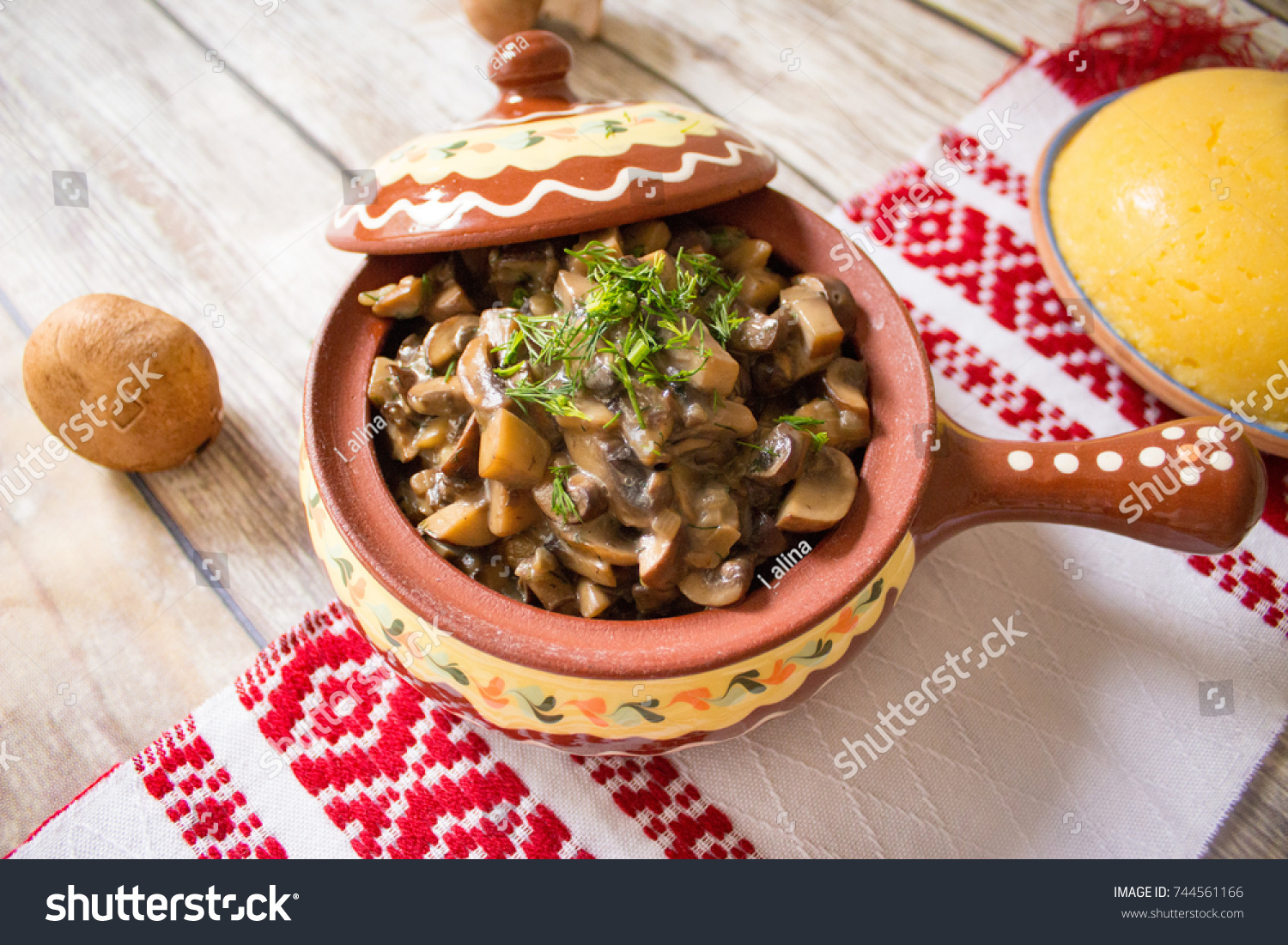 Картошка с шампиньонами в горшочках в духовке