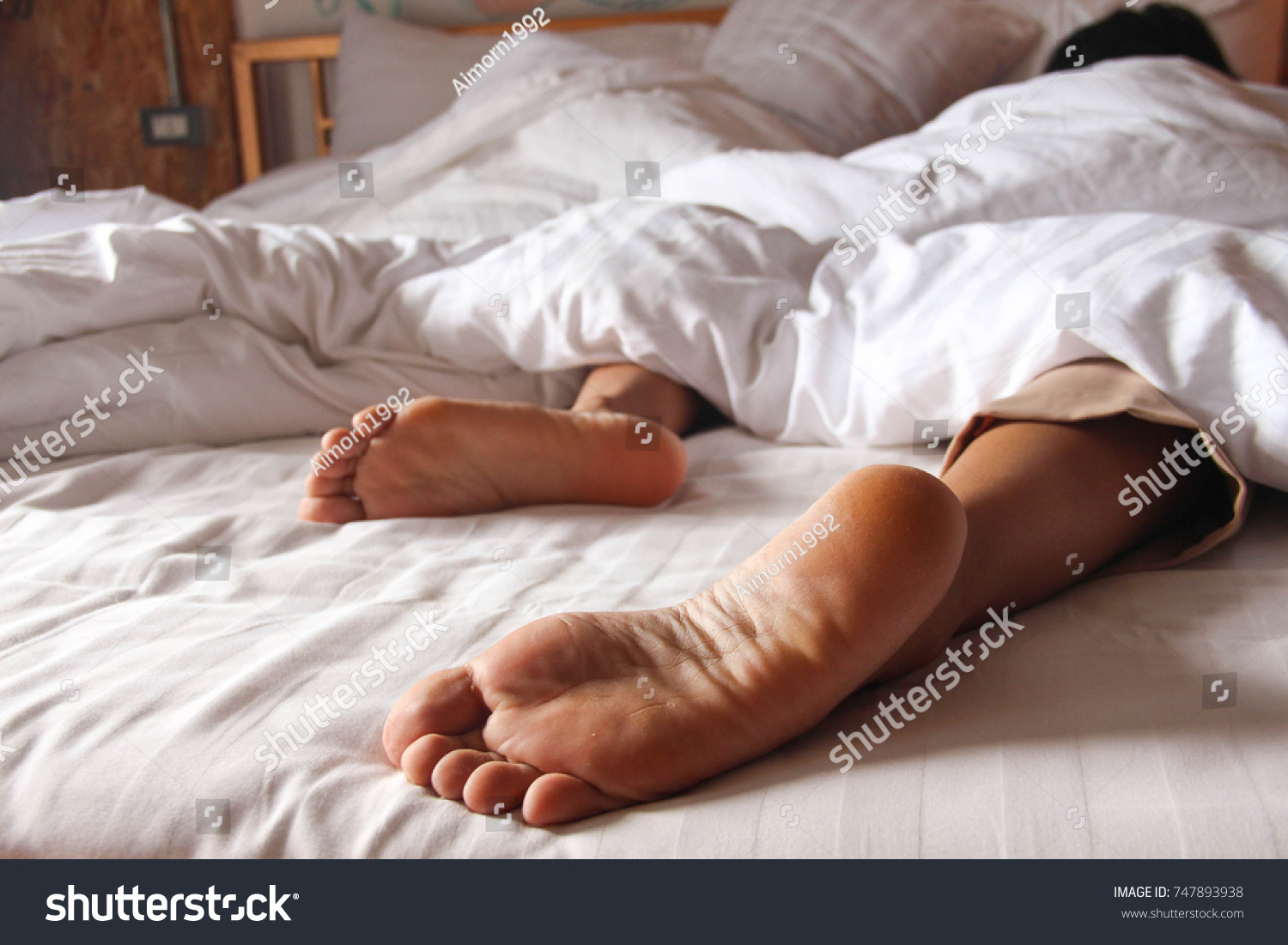 Спящие ноги жены. Ступни спящей девушки. Ноги спящих девочек. Пятки девочек на кровати. Пятки спящих женщин.