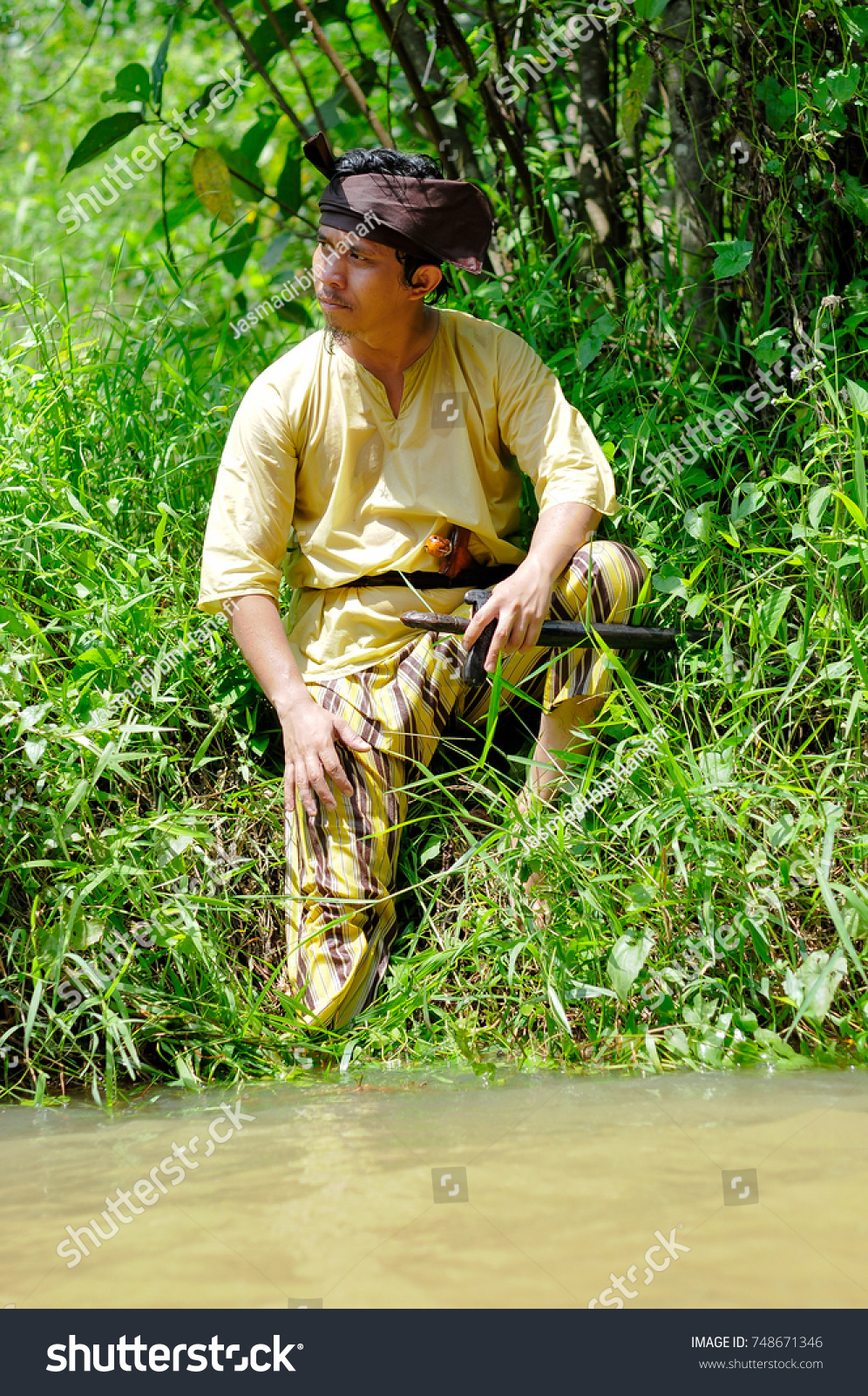 pahang-malaysia-malay-men-traditional-malay-stock-photo-748671346