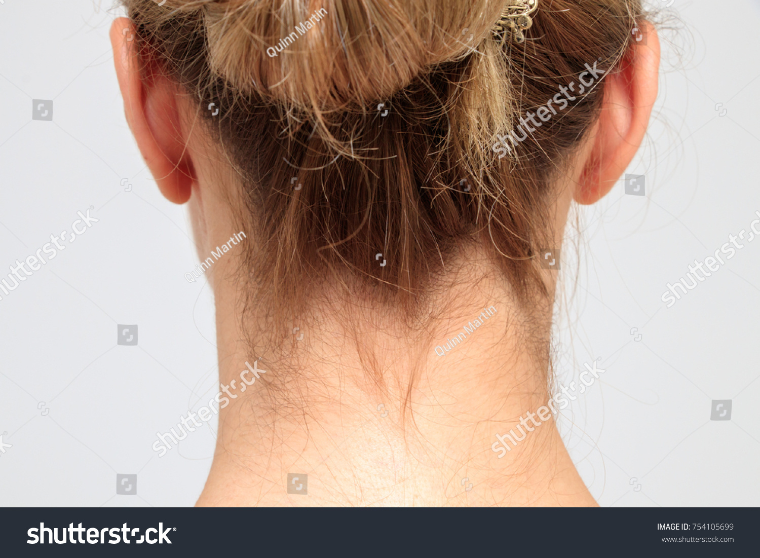 Волосы на шее у девушки сзади