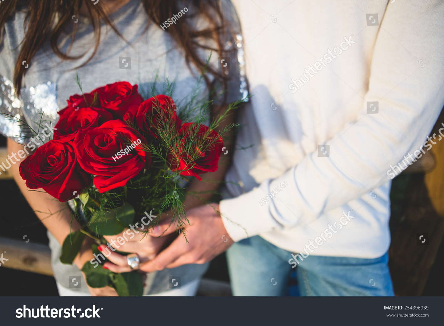Парень и девушка с букетом роз