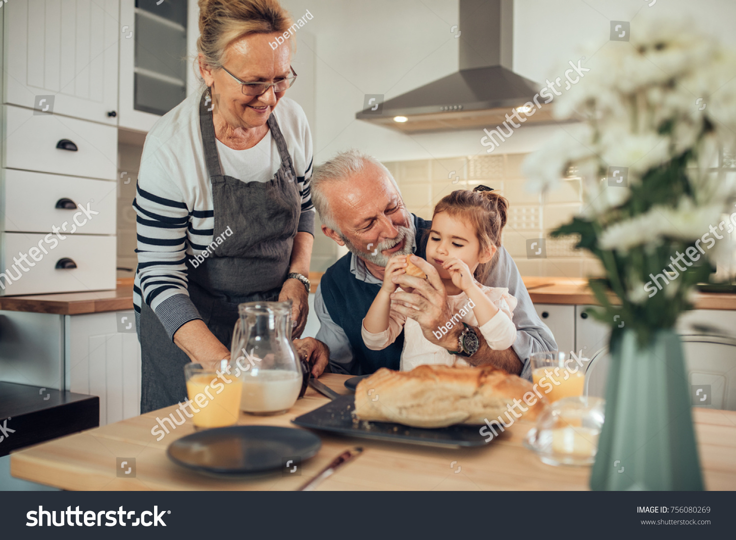 Семейный завтрак с бабушкой