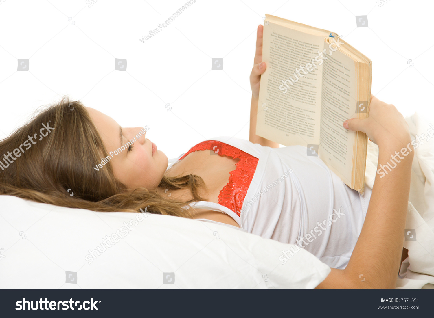 Девушка читает книгу на кровати