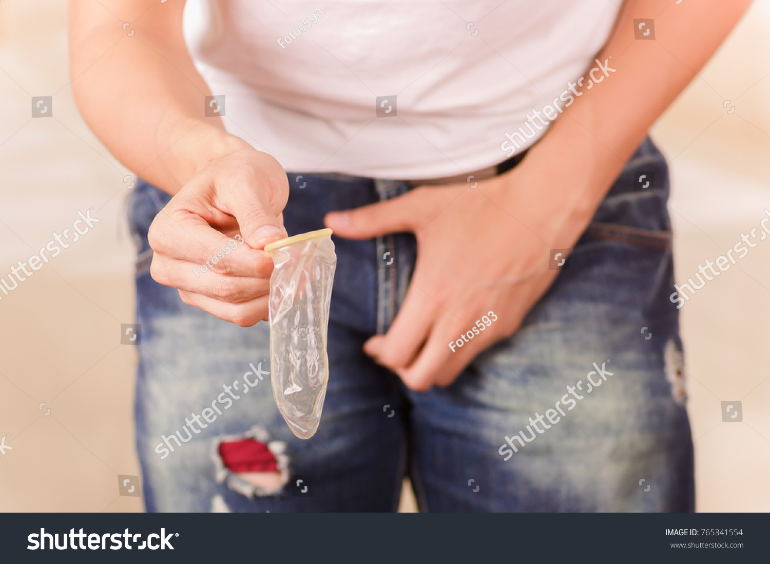 можно ли одевать презерватив на закрытый член фото 43