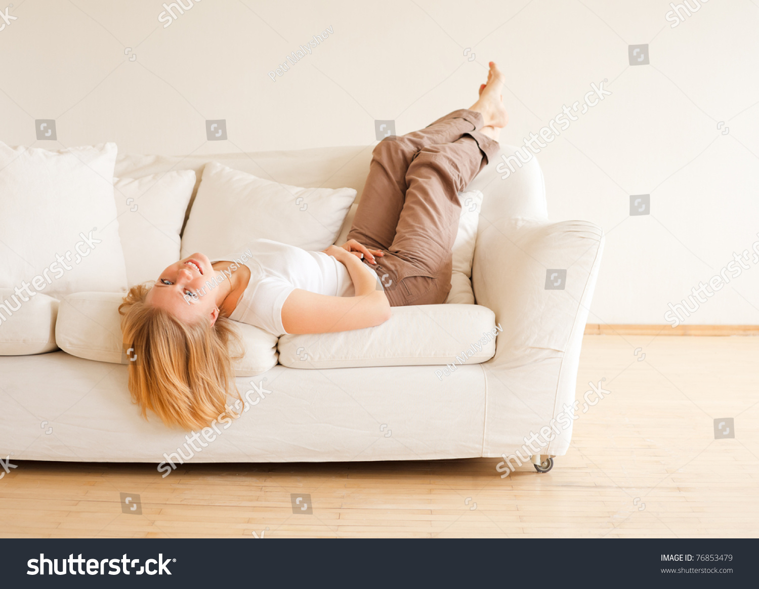 Девушка отдыхает на диване
