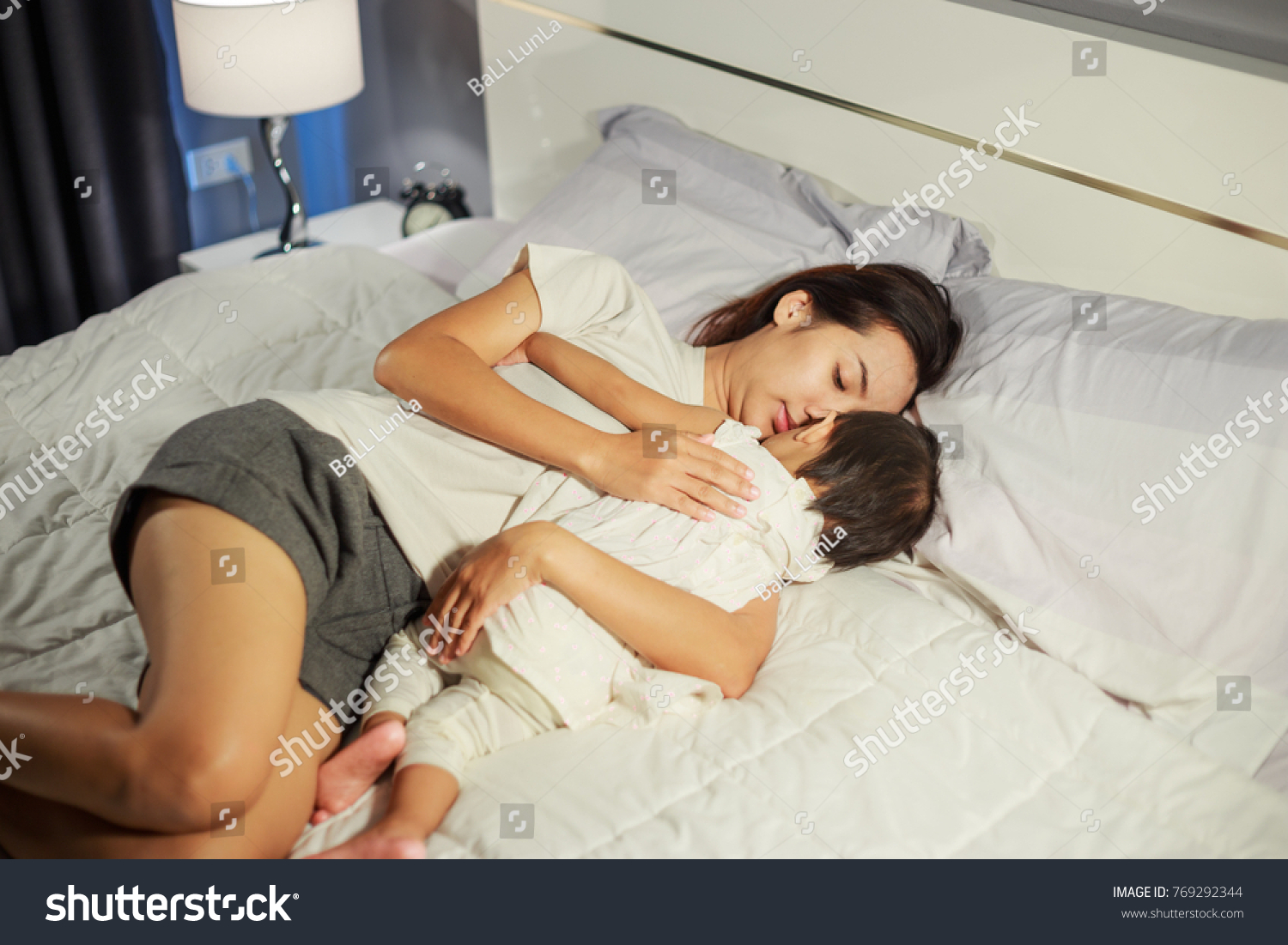 спящая мама азиатка и ее сын фото 93
