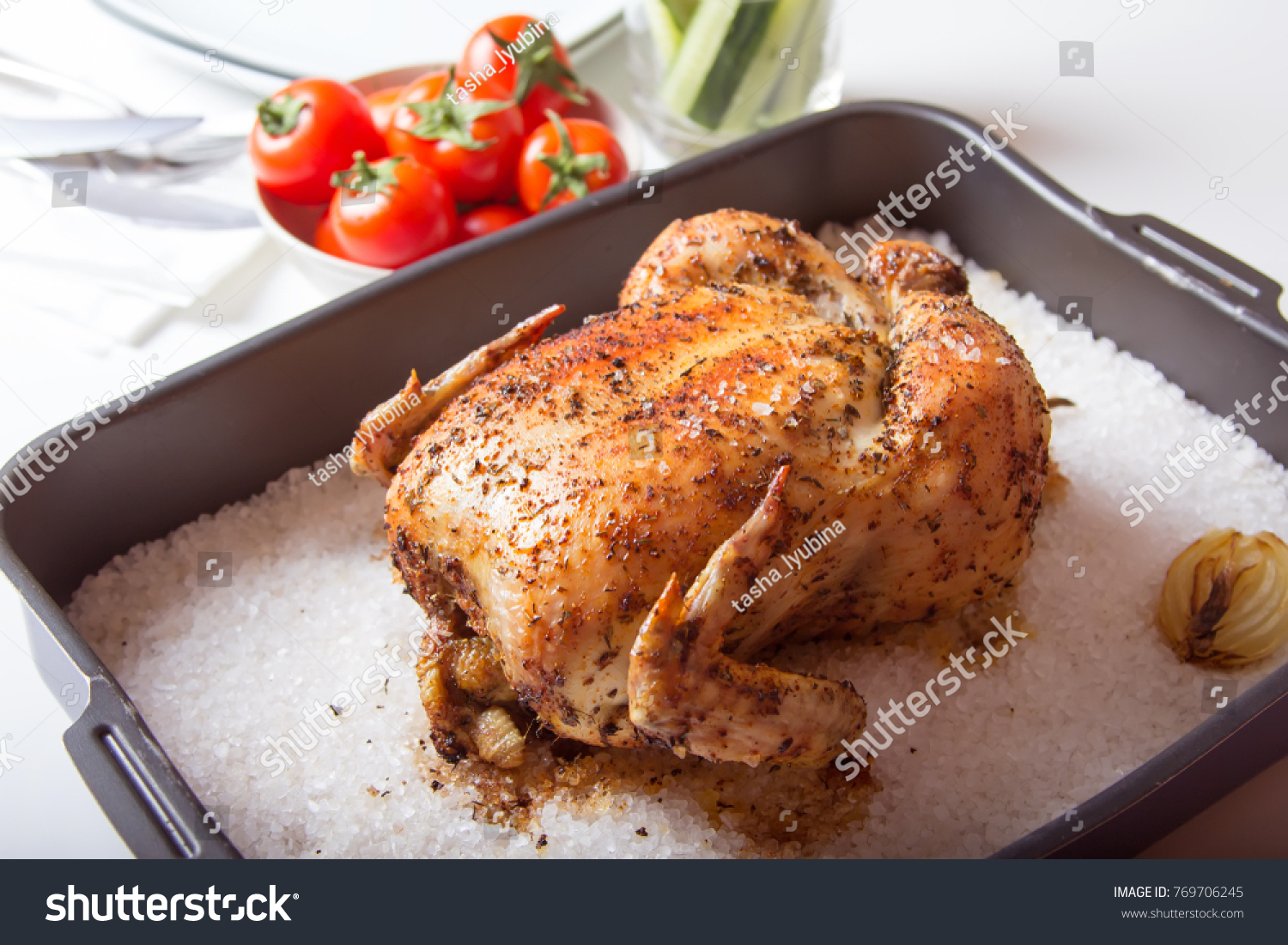 Курица запеченная на соли. Курица запеченная на соли в духовке.