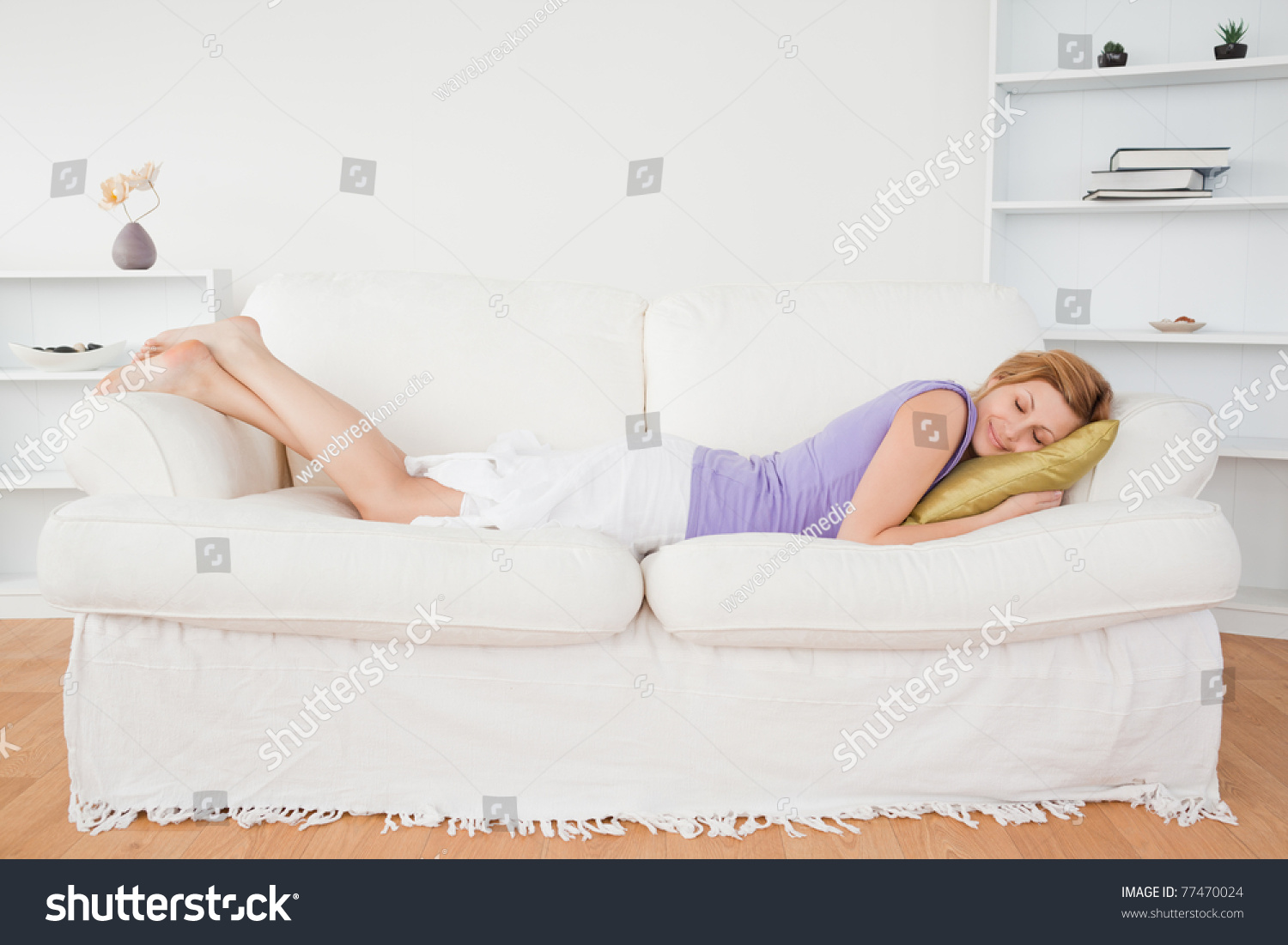 Лежат или лижат. Девушка лежит на диване отдыхает. Девушка лежит на диване на животе. Упражнения лежа на диване с телефоном.