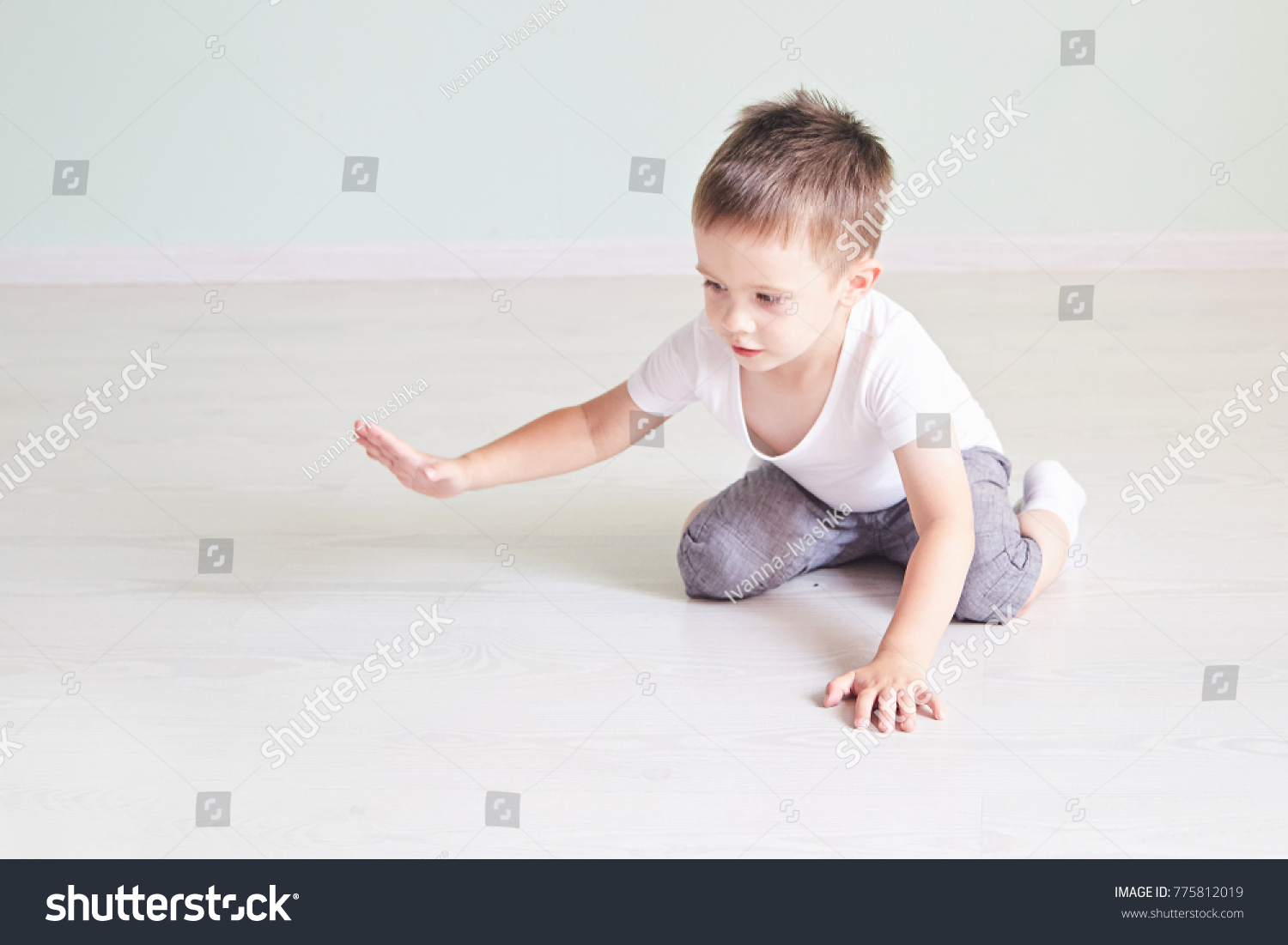 Играющий ребенок на полу