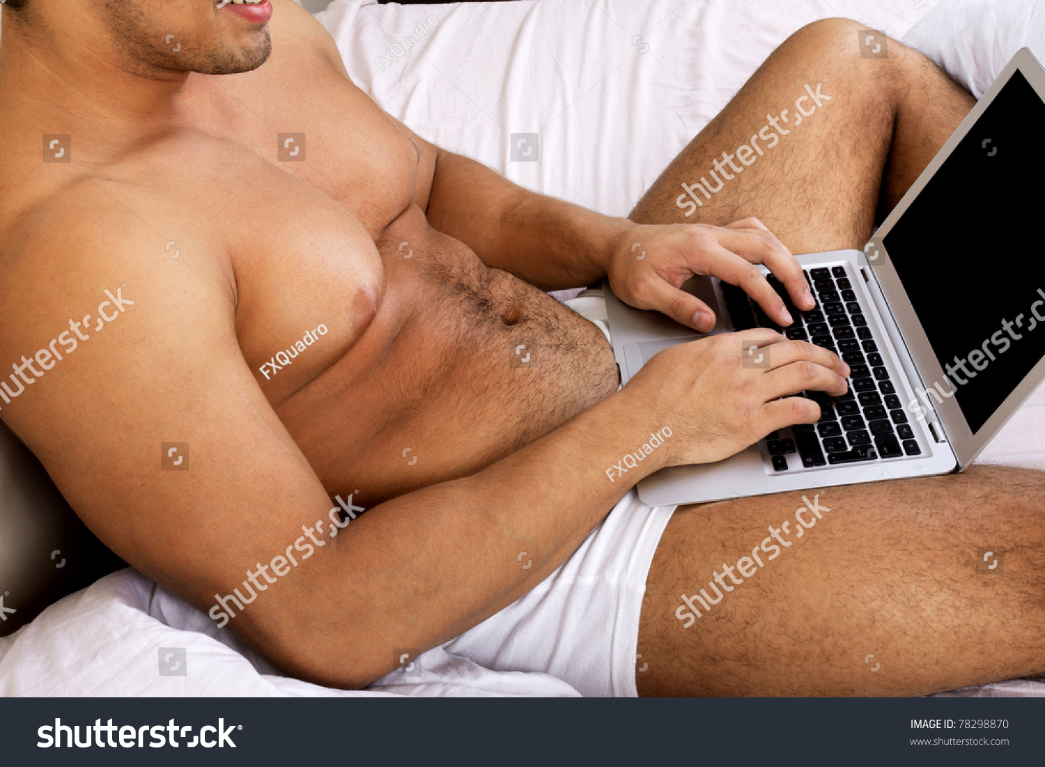 Секси мужчина с ноутбуком