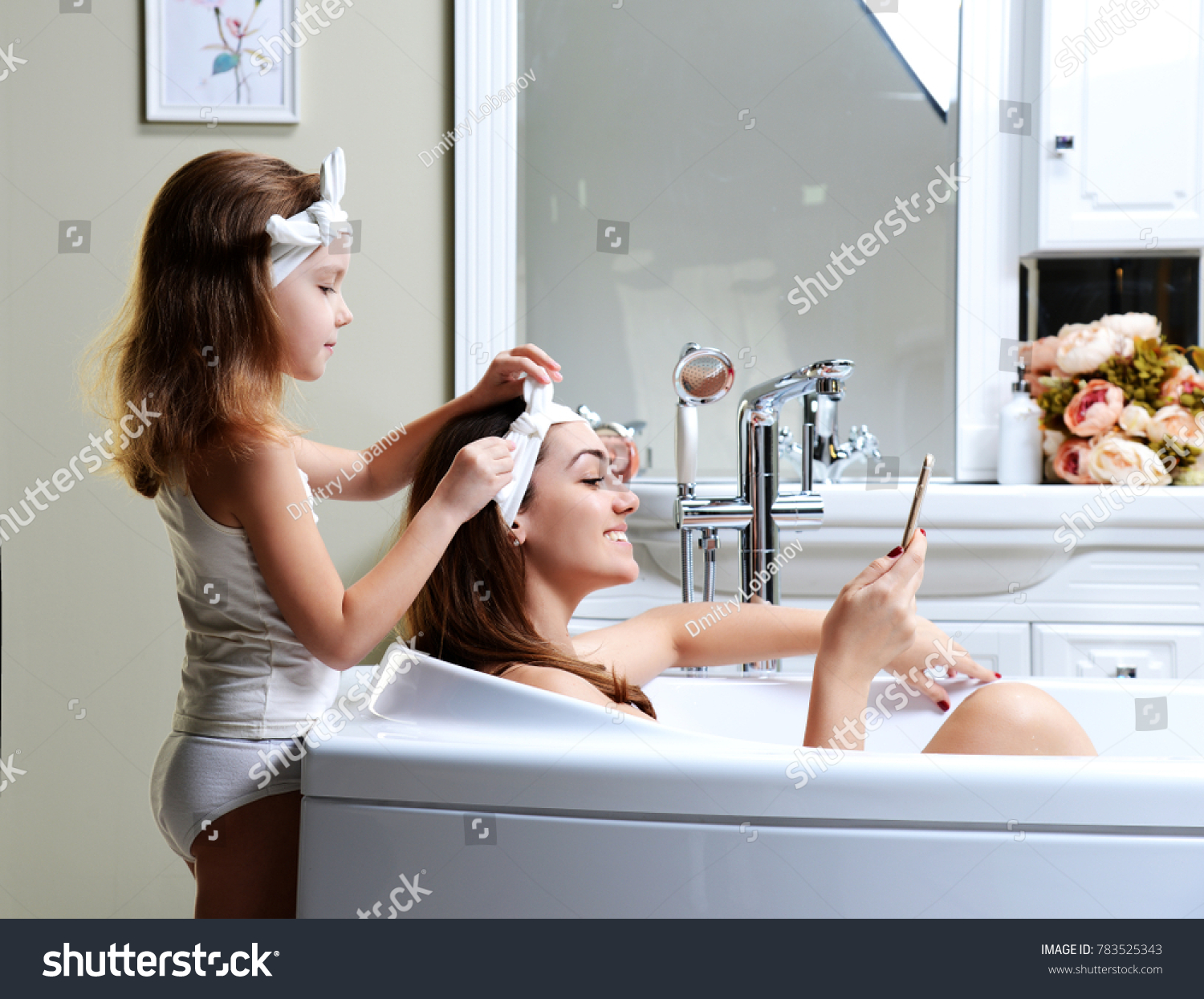 Young Mother Daughter Bathroom Bath Tub: стоковые изображения в HD и миллио...