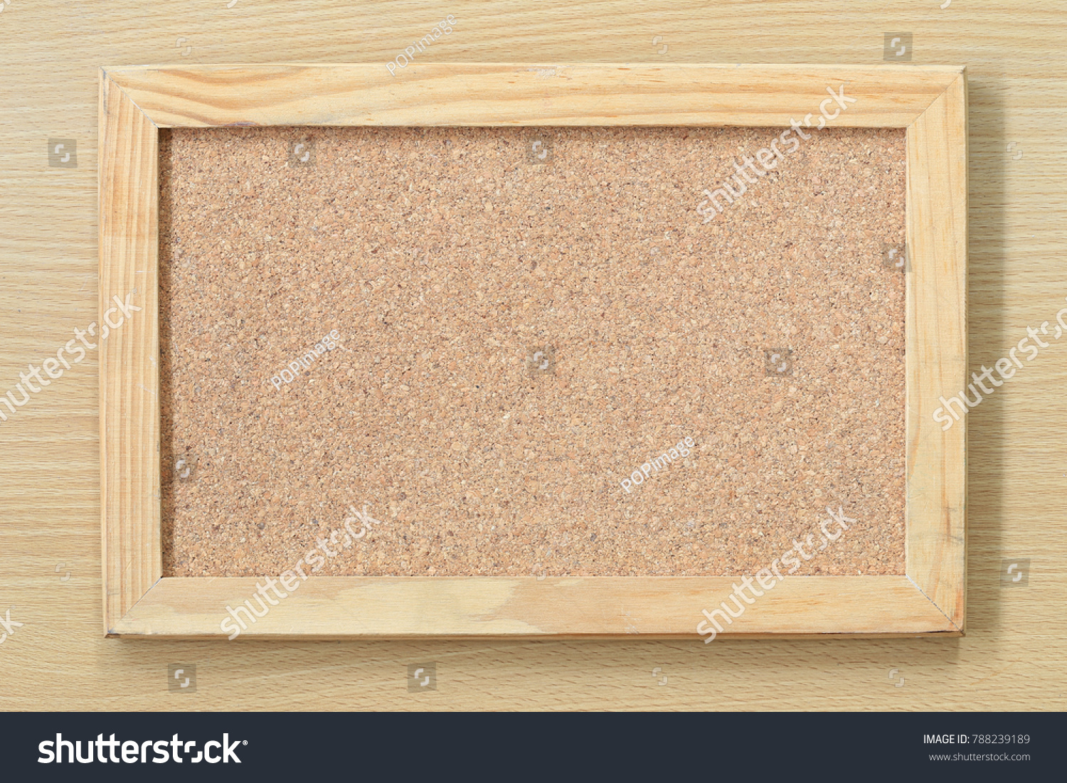 コルクボードのテクスチャ背景に空のコルクボードと木の枠がブレンチン メモ または掲示板の発表用に白い木の壁にぶら下がっている写真素材 Shutterstock