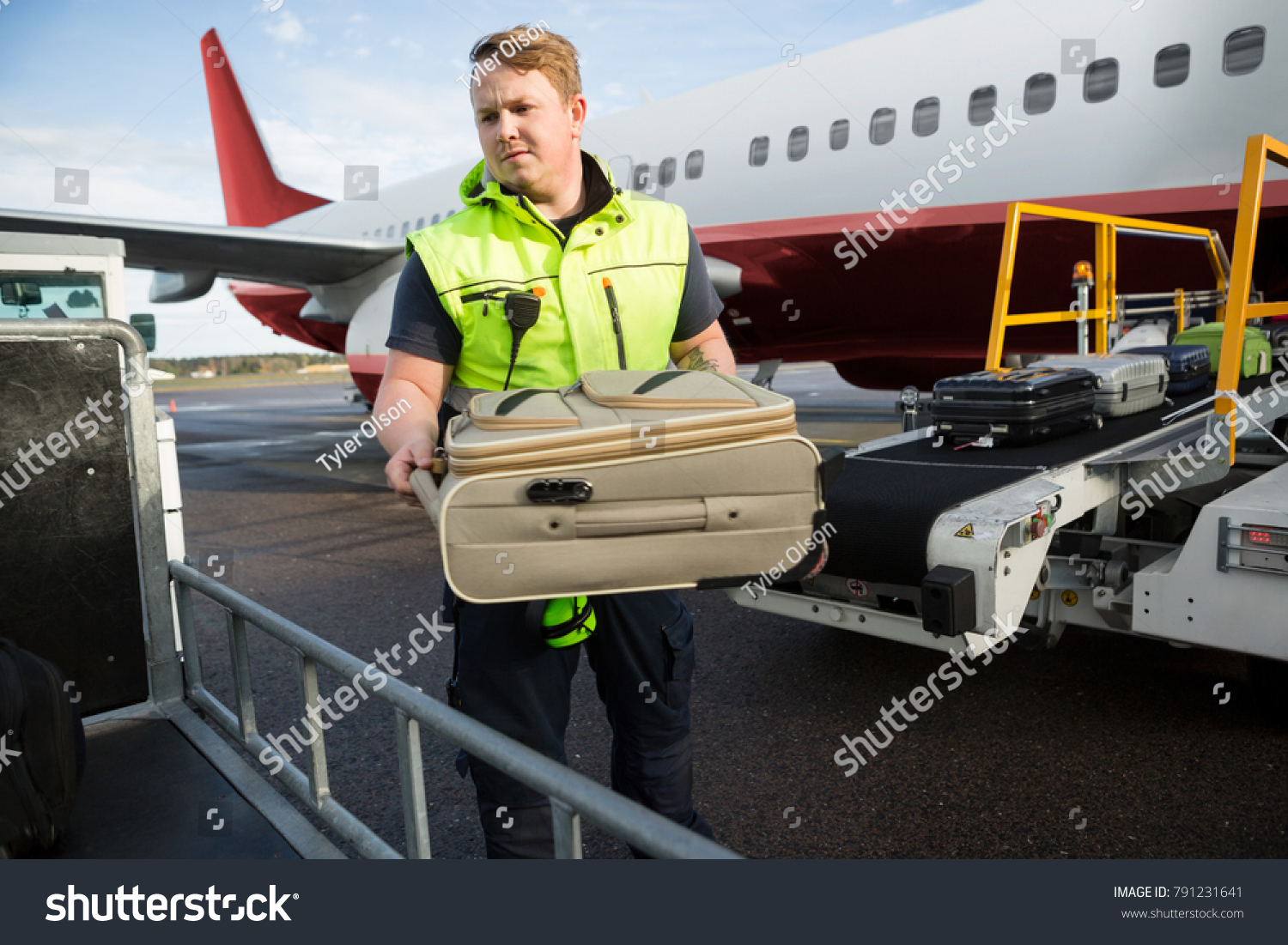 585-airport-baggage-handlers-images-stock-photos-vectors-shutterstock