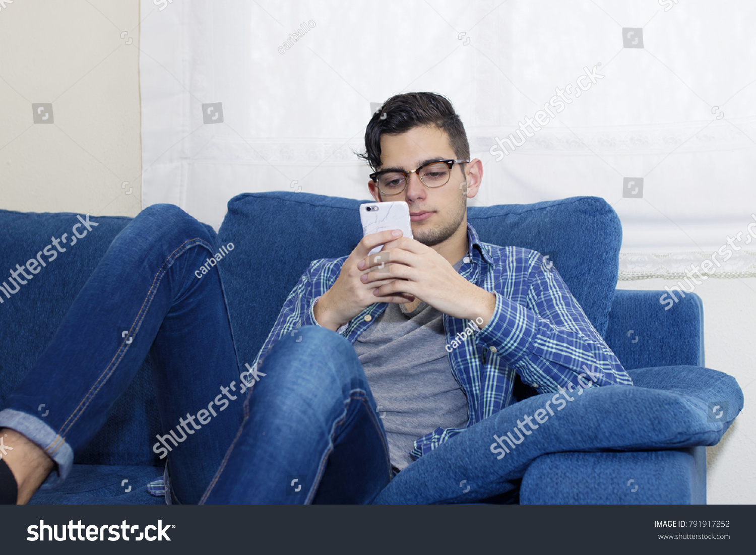 Подросток с телефоном на диване