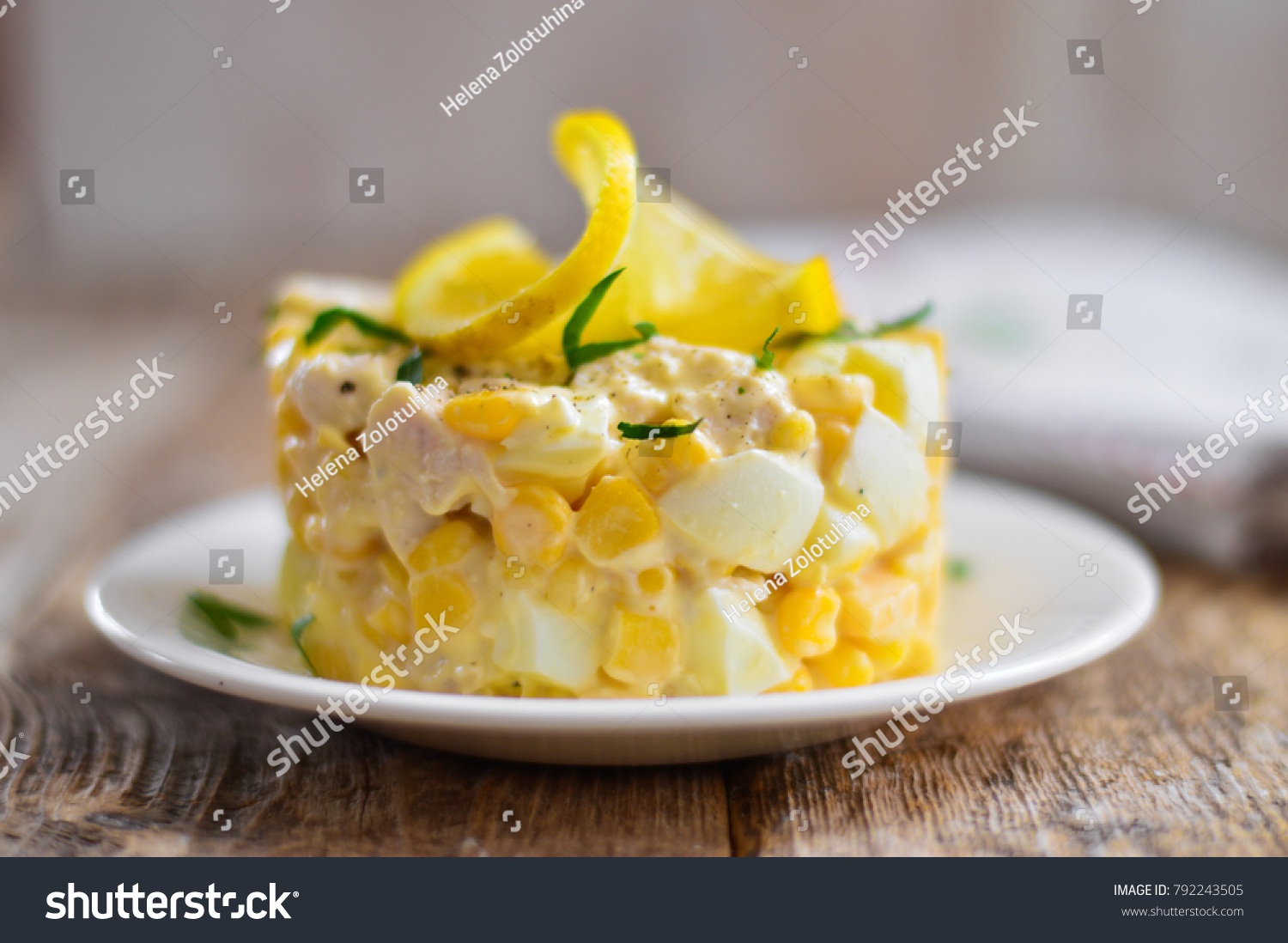 Салат из курицы с ананасами и сыром и яйцами и кукурузой