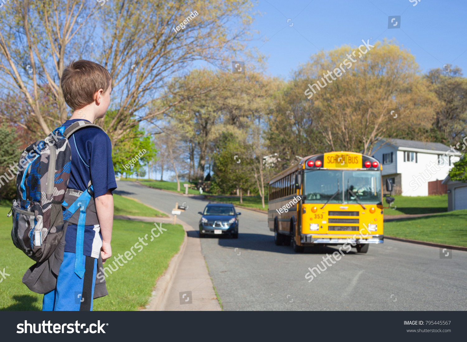 We are waiting for the bus. Школьники ждут автобус. Дети ждут школьный автобус. Мальчик ждет школьный автобус. Мальчик на автобусной остановке.
