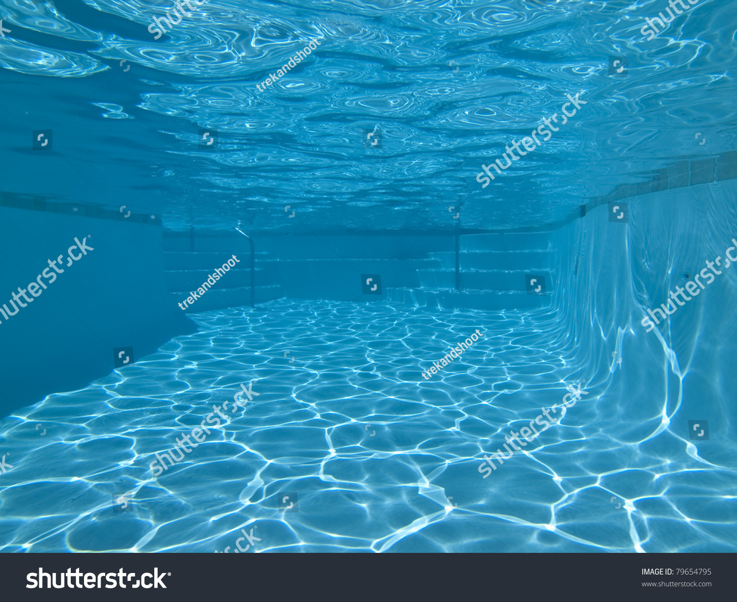 Источник внутренней воды. Бассейн внутри воды. Внутри бассейна под водой. Бассейн изнутри с водой. Пустой бассейн под водой.
