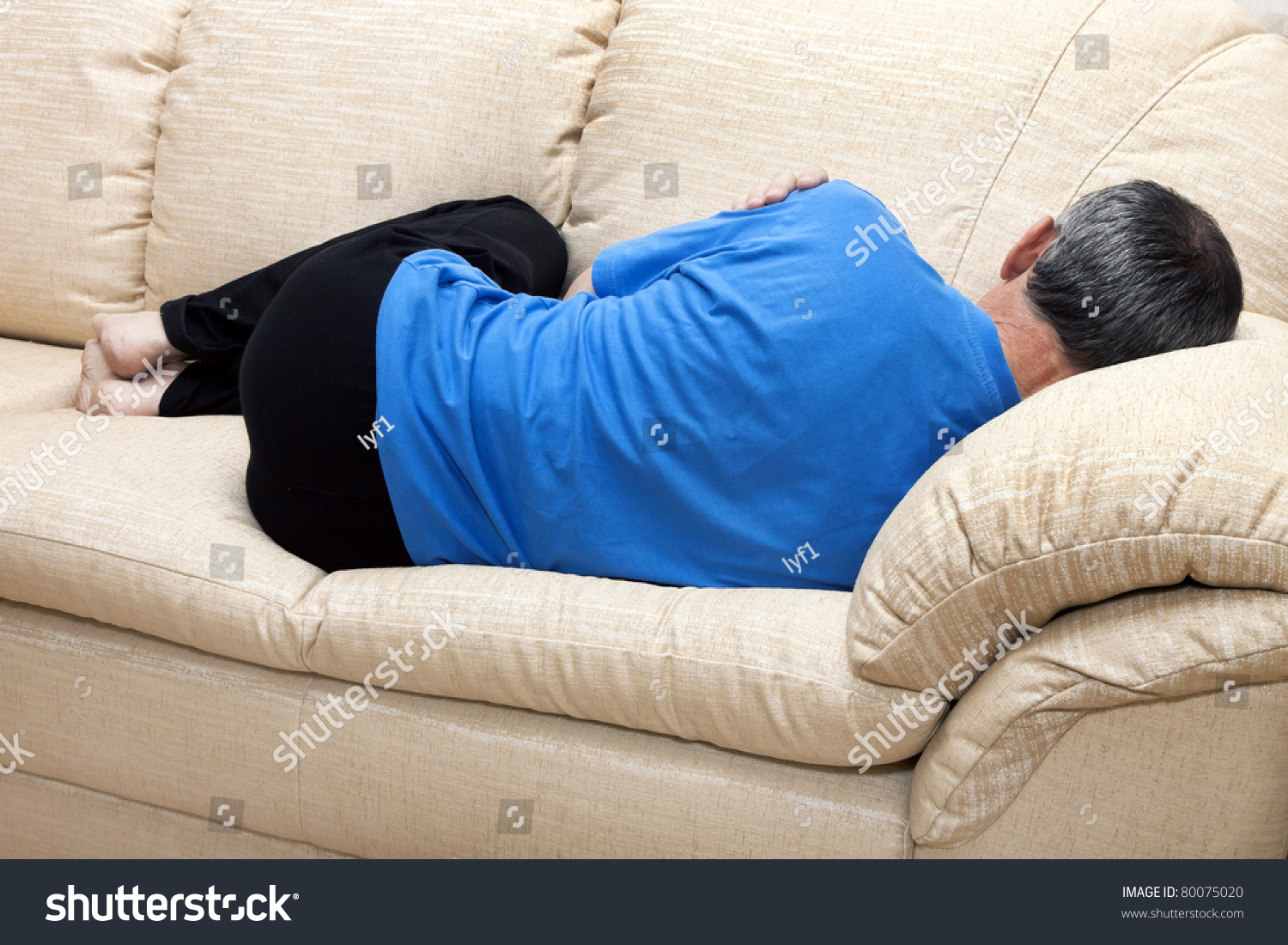 Спящий человек на диване