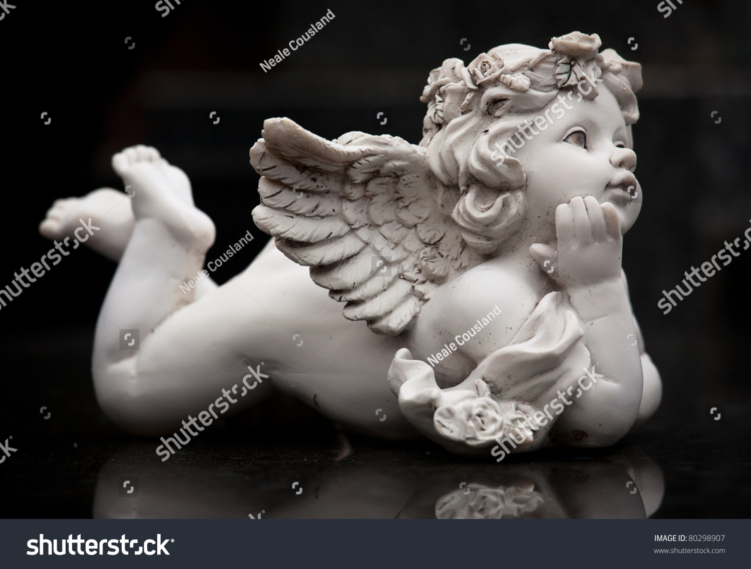 Скульптура девушки с ангелочками