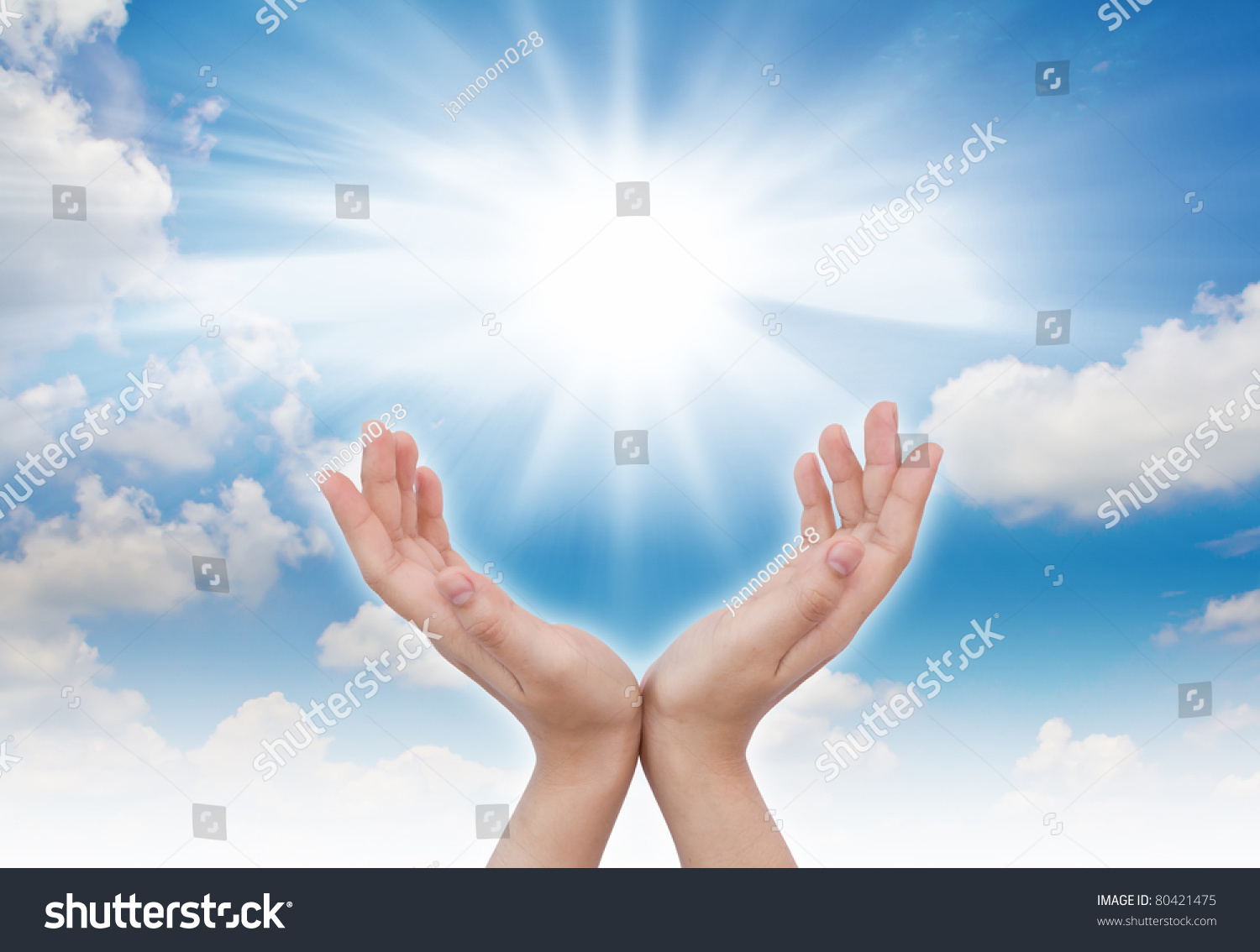 Руки держат солнце