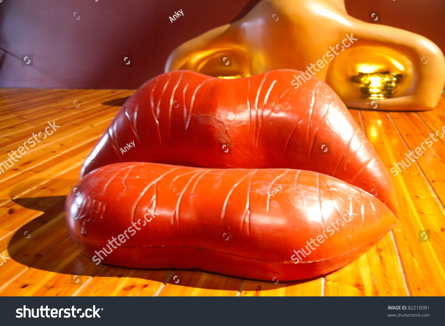 диван в форме губ сальвадор дали