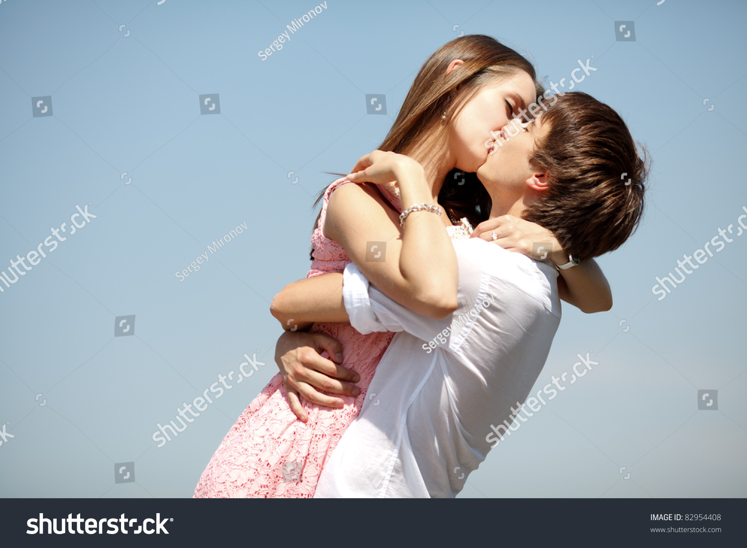 показать видео как голая девочка целуется с мальчиком фото 11