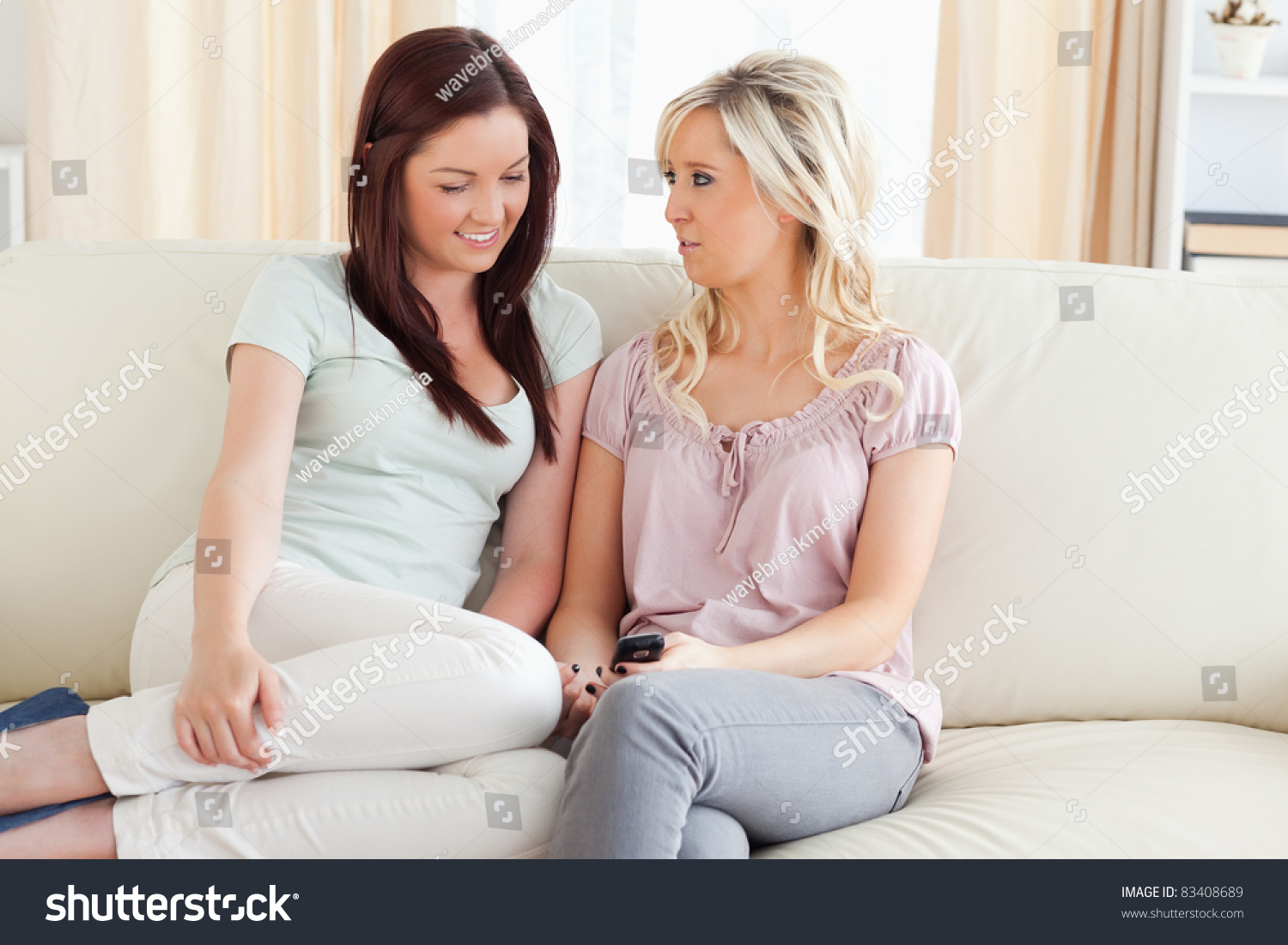 Две женщины сидят