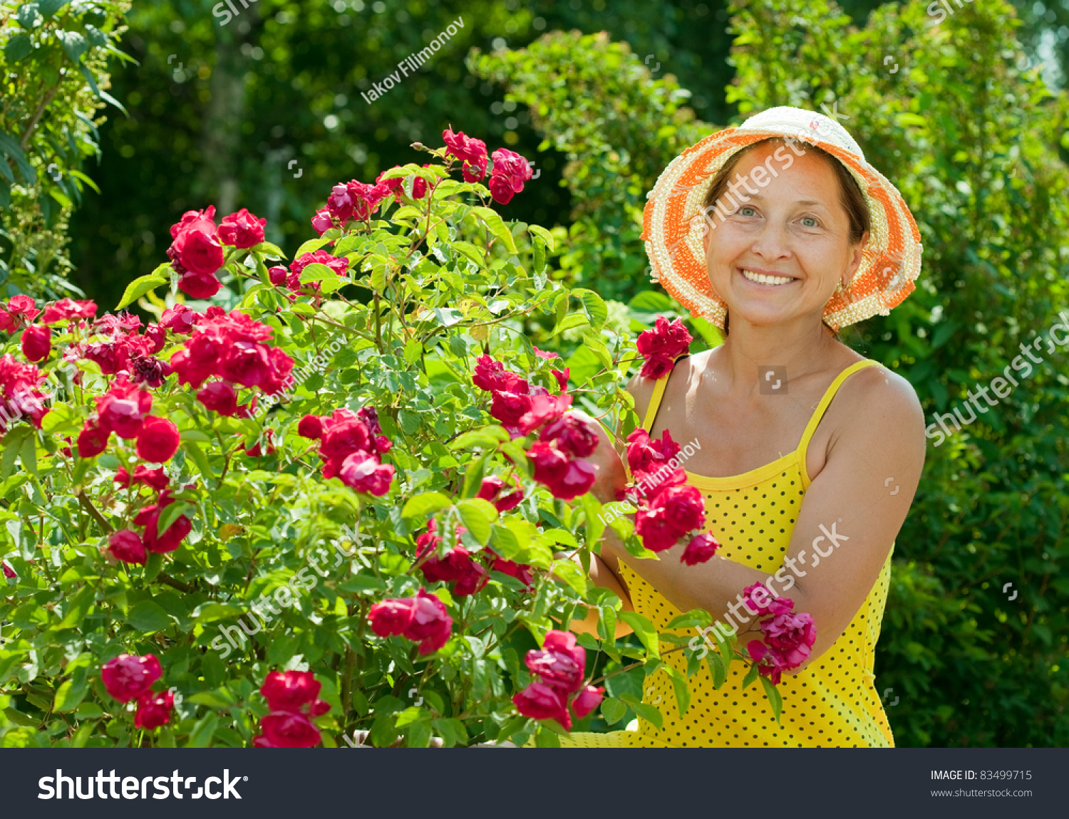 Женщина на даче в цветах