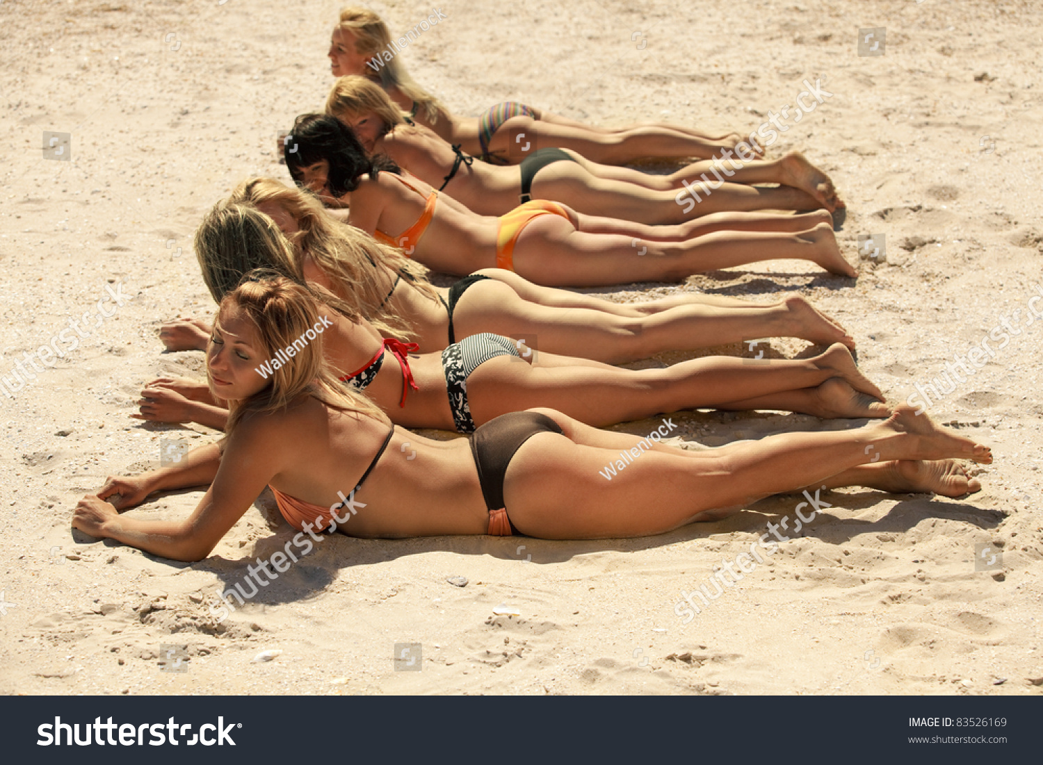 Три девушки лежат на пляже