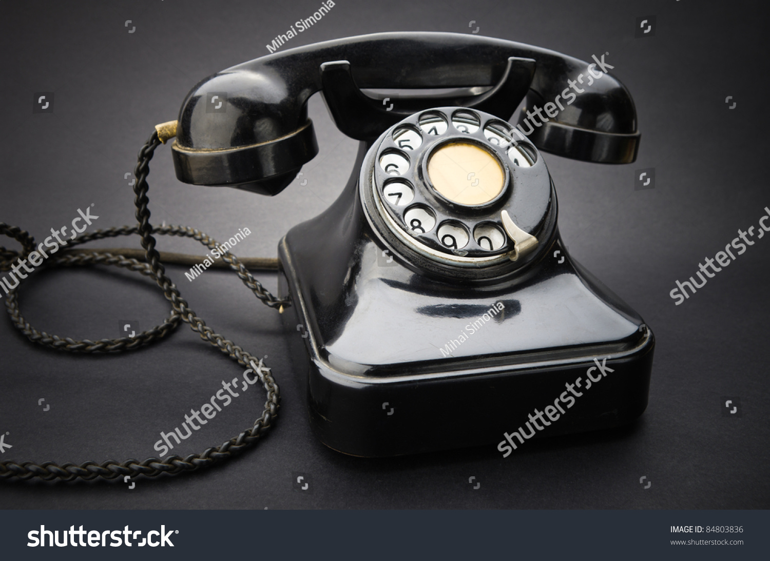 Старинный телефон черный