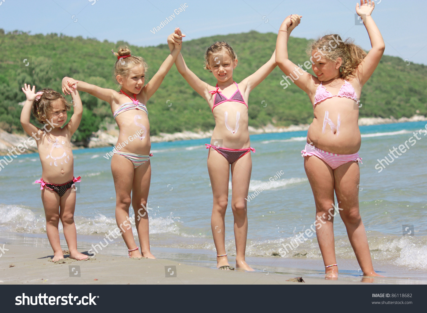 дети на пляже девочек