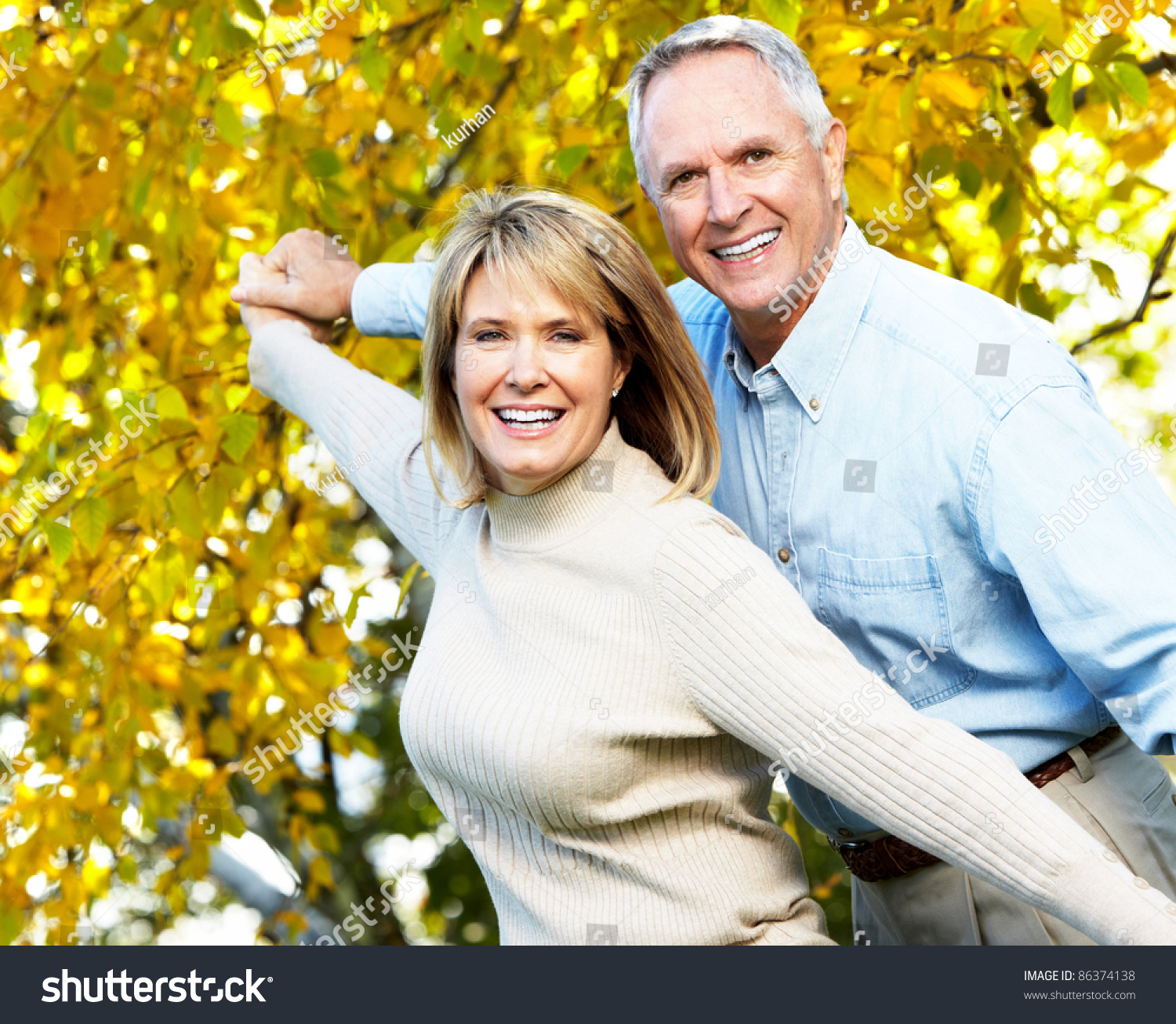 45 летний мужчина и девушка. Люди зрелого возраста. Мужчина и женщина в возрасте. Счастливые люди в возрасте. Возраст человека.