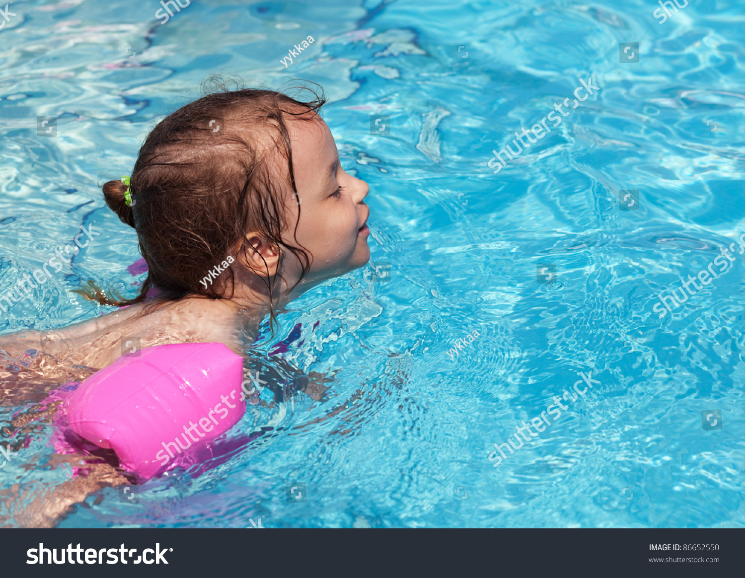 Маленькие купается бассейне. Девочки в бассейне. Девочка купается в бассейне. Маленькая девочка плавает в бассейне. Дети купаются в бассейне.