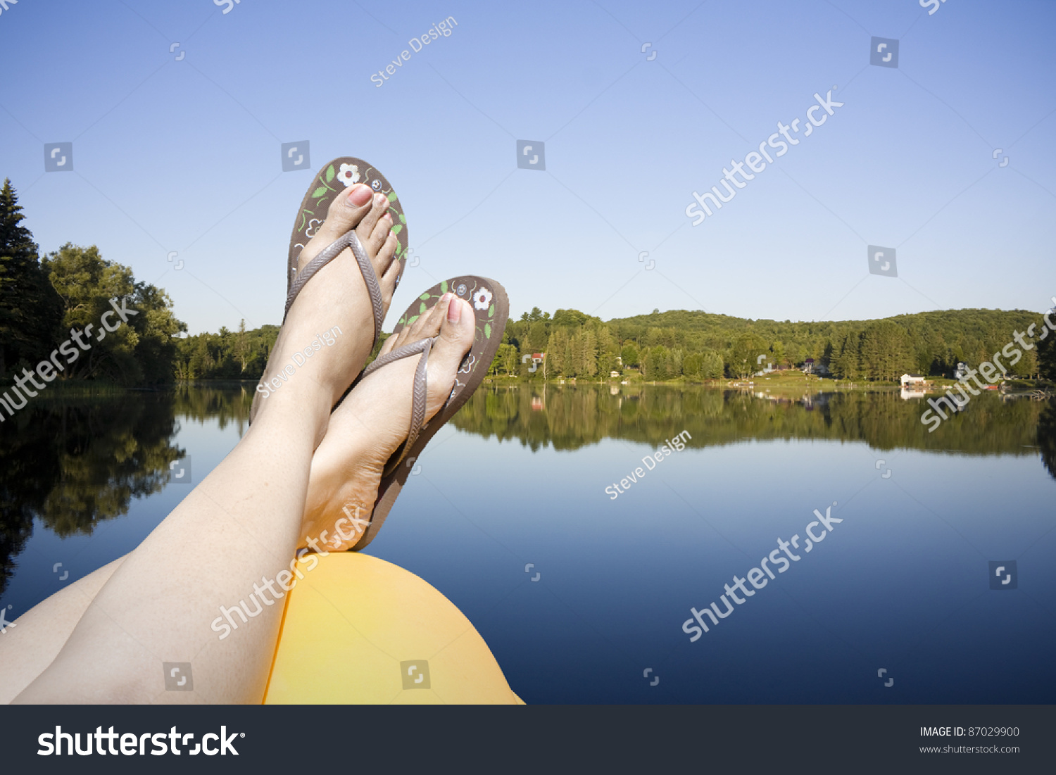ноги в реке