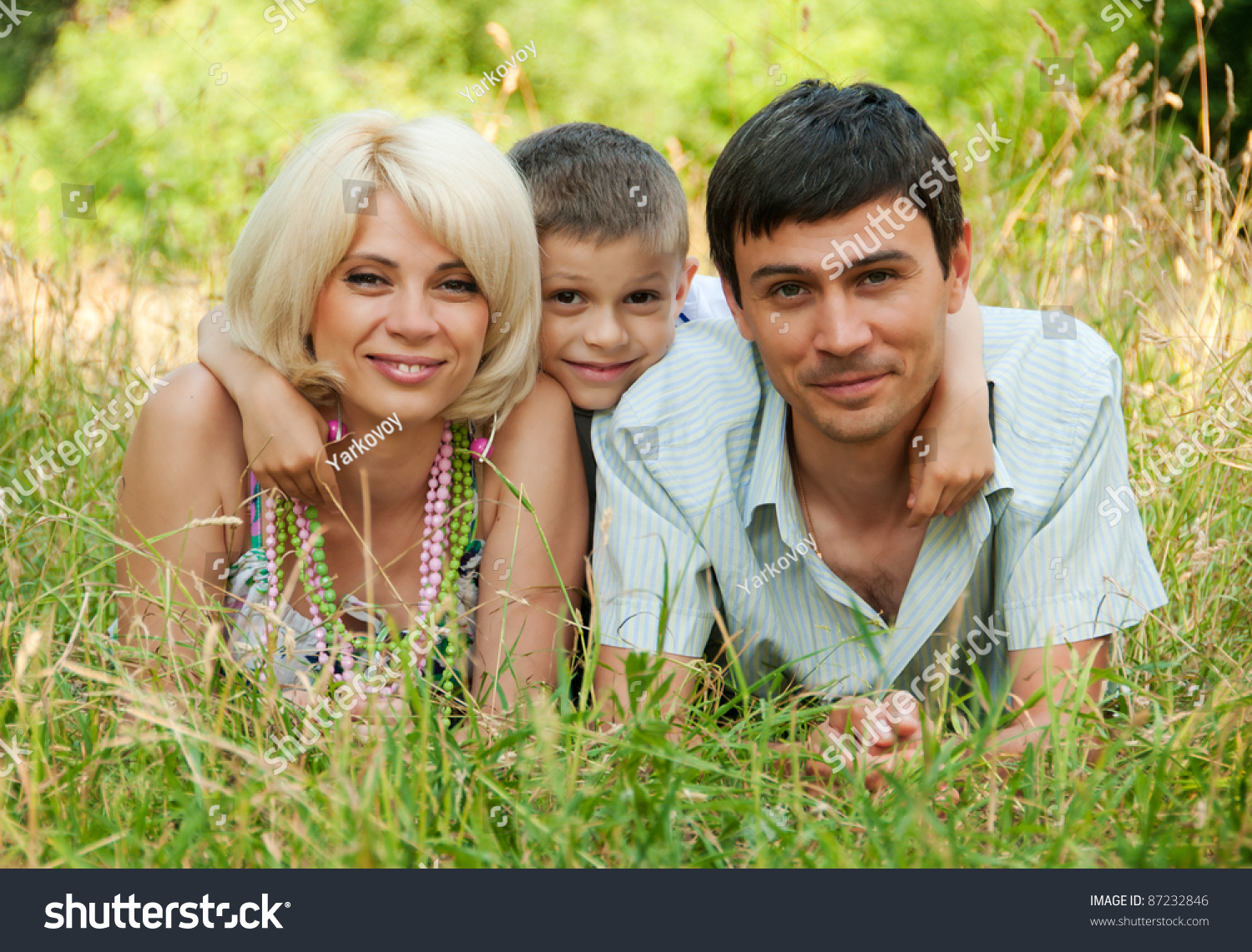 Семейные пары тюмень. Семейная фотосессия на природе. Семейная фотосессия на природе летом. Семейные пары на природе. Фотосессия на природе летом семейная пара.
