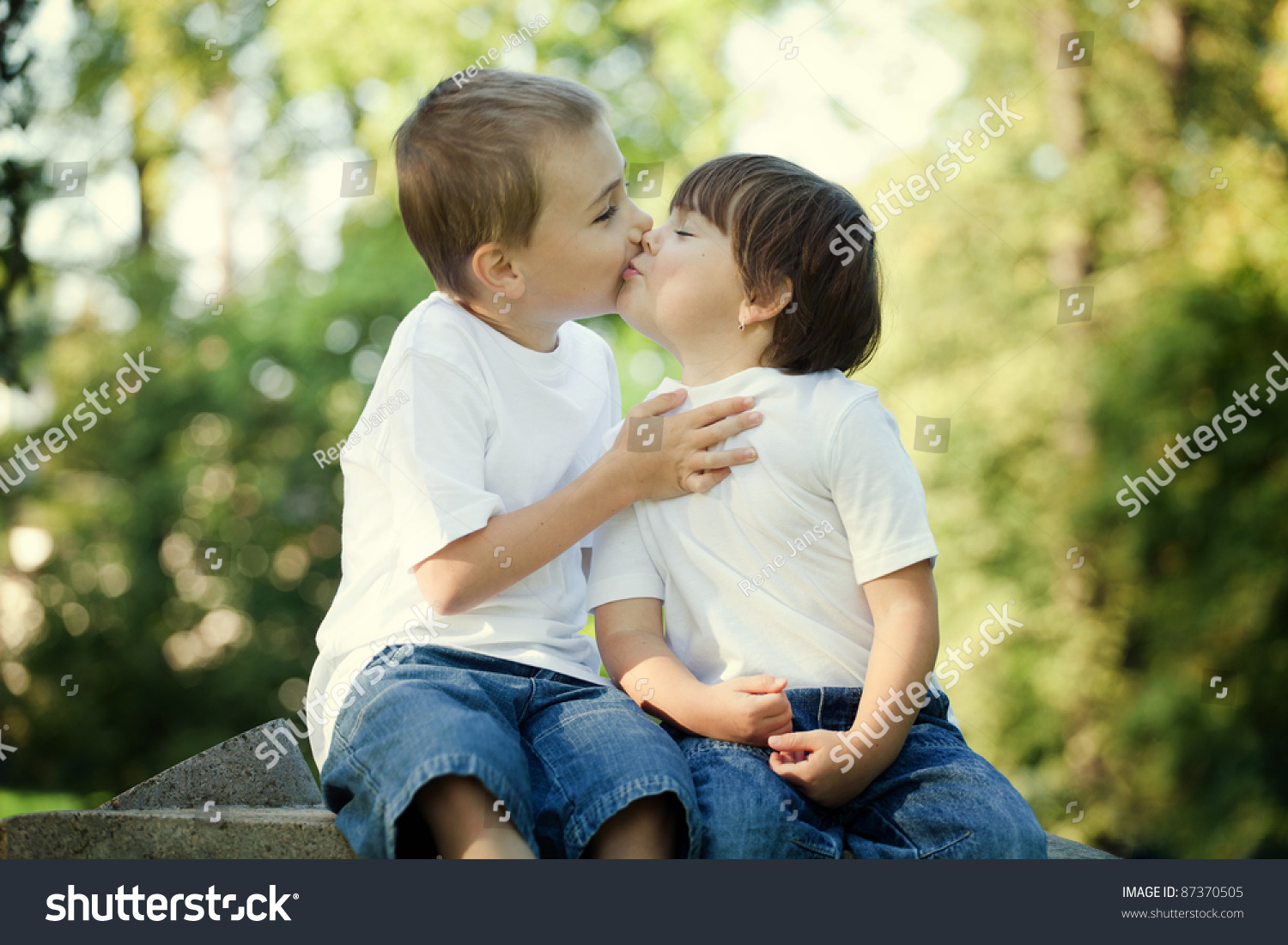 Boys kiss girls. Мальчик целует мальчика. Поцелуи мальчик с мальчиком. Два мальчика целуются.