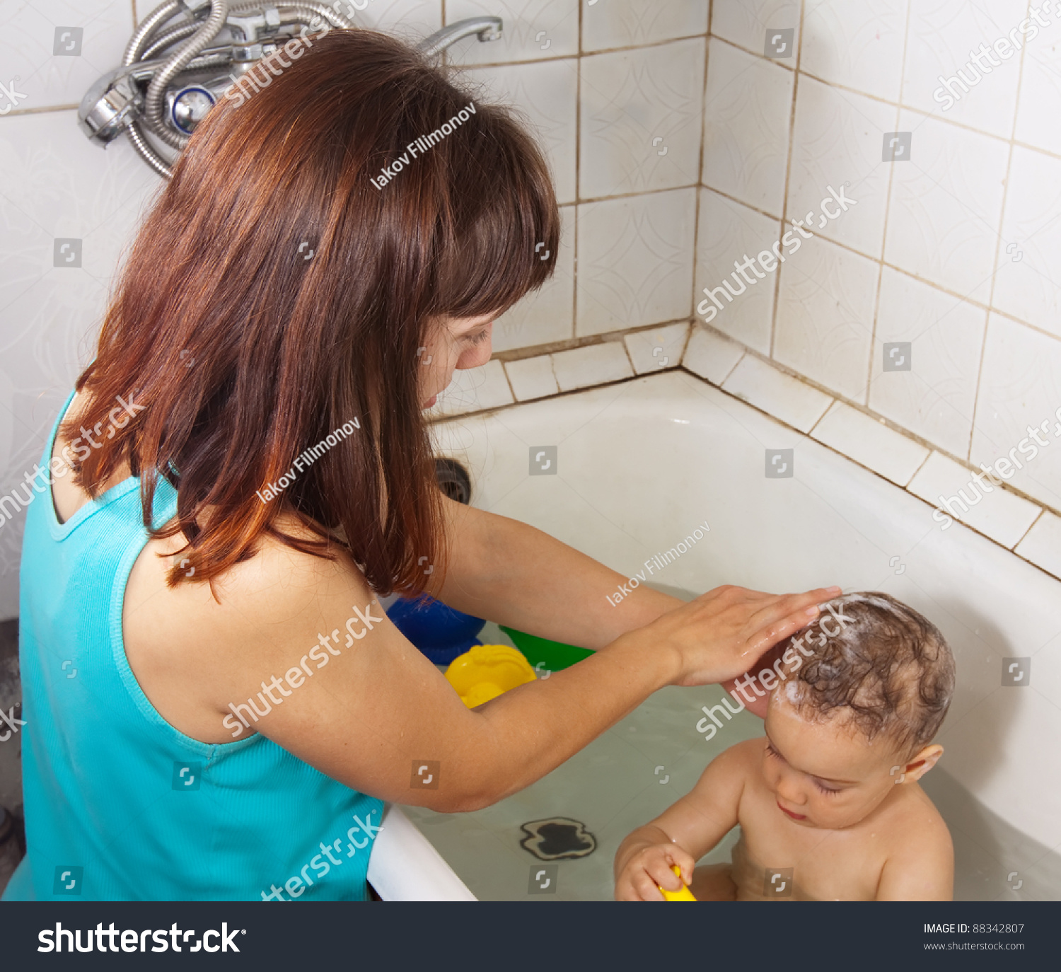 Мать сына в ванной видео