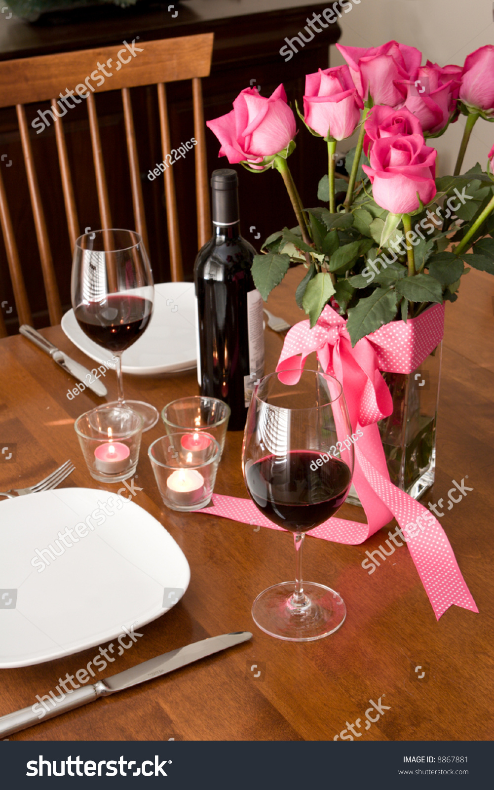 стол в ресторане на двоих с букетом роз