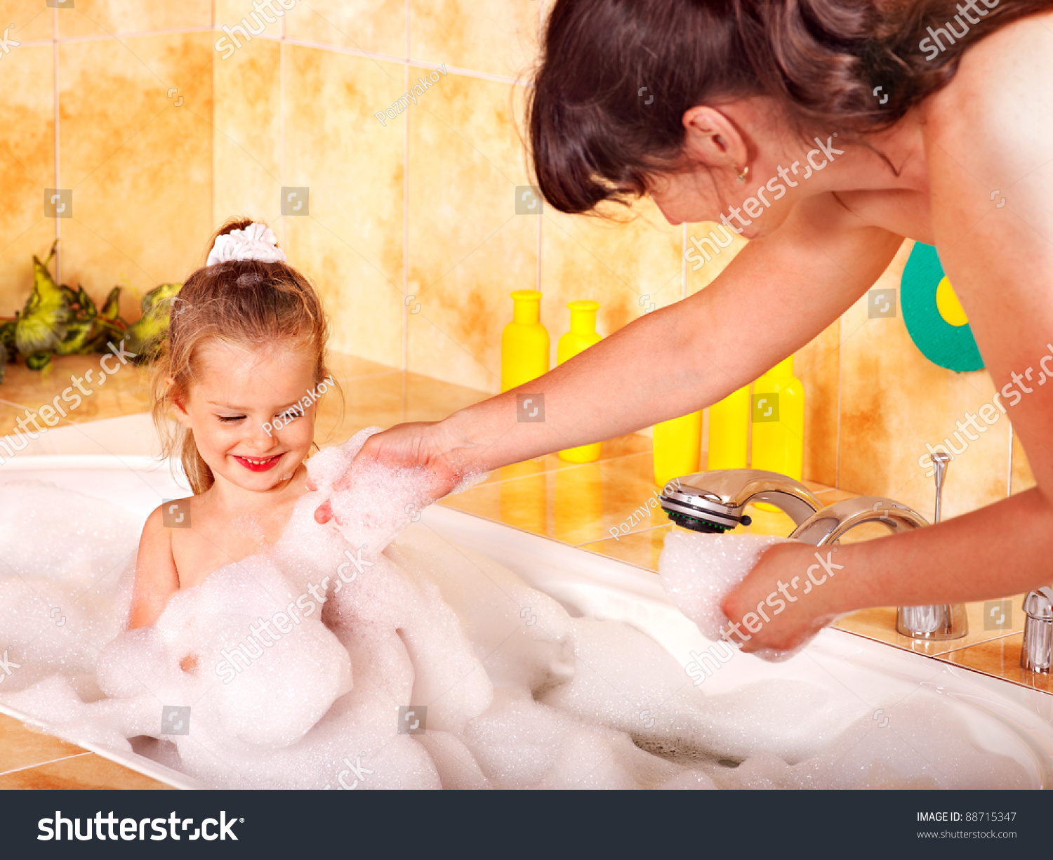 Мама в ванной рассказ. Дочка ванна. Матеря с дочками в ванне. Дочка в ванной. Мама купает ребенка.
