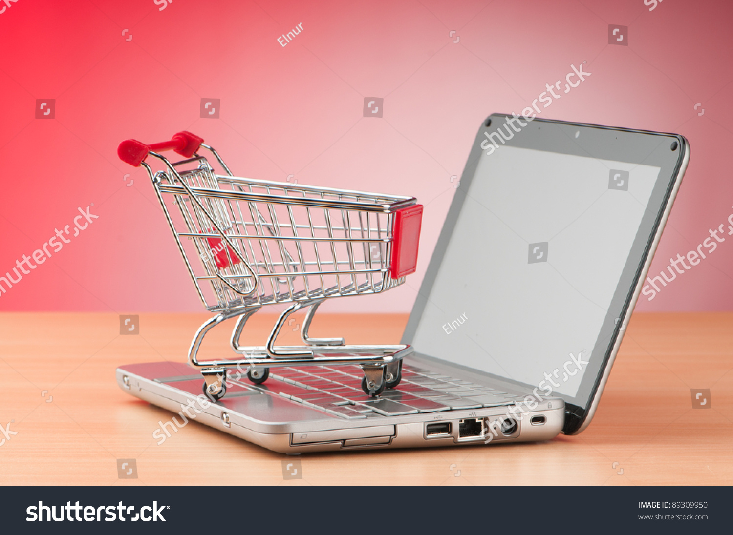 Покупки в интернете россия. Тележка для ноутбука. Ноутбук с корзиной. Покупки в интернете. Телега на компе.
