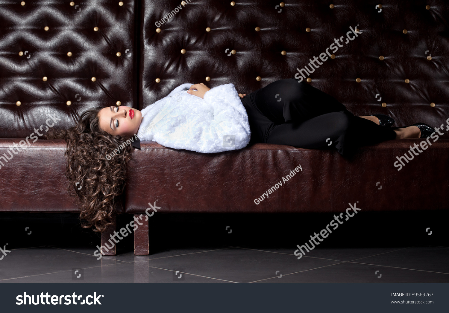 Лежу на кожаном диване