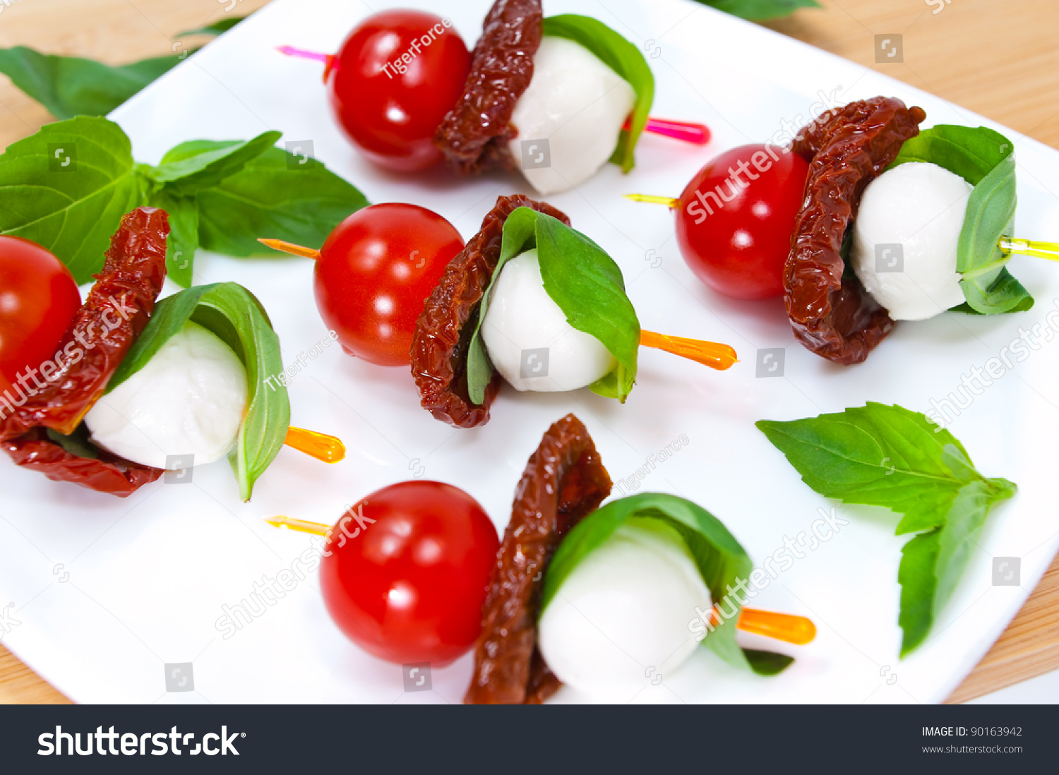 Канапе Капрезе с вялеными помидорами