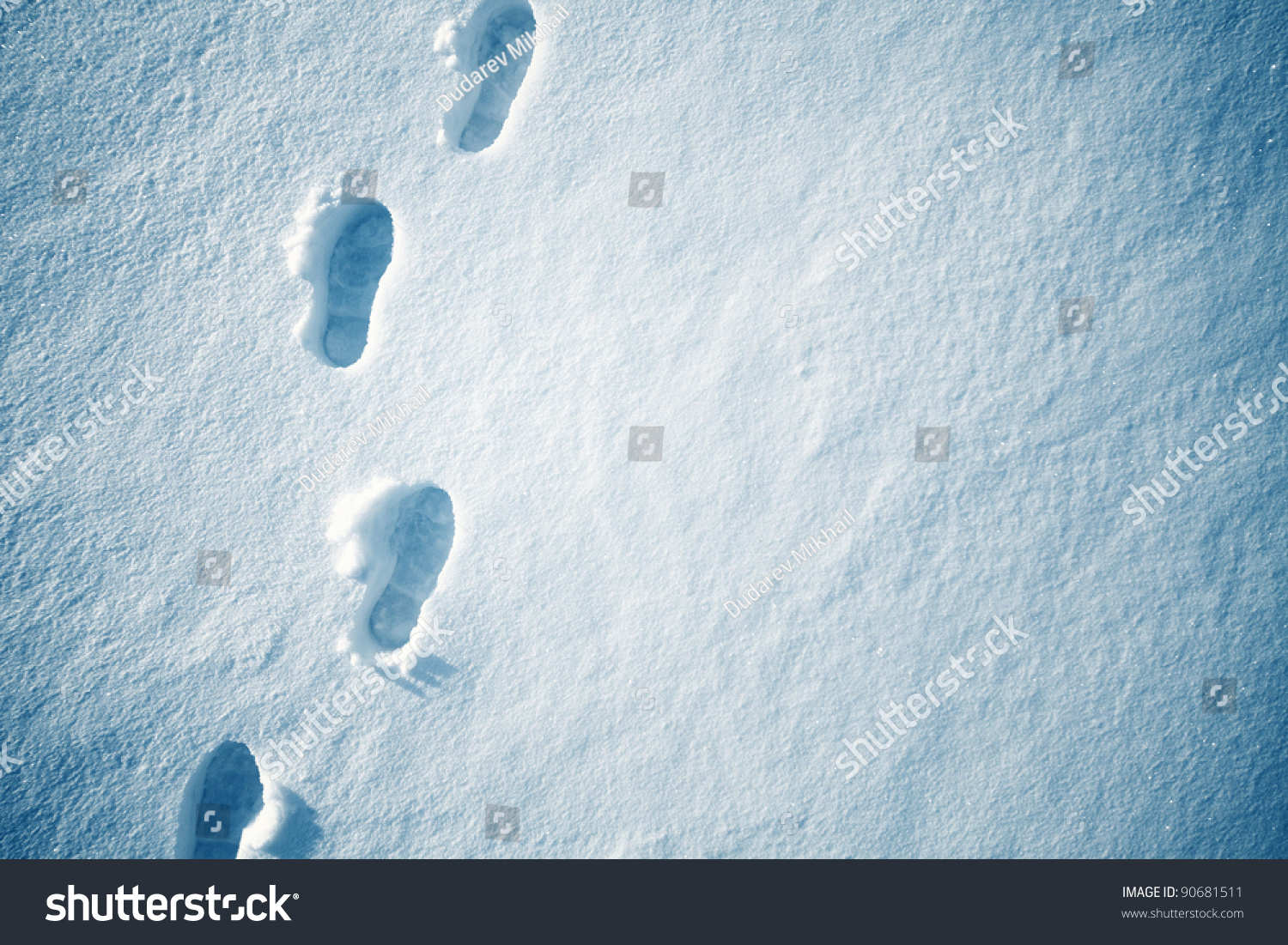 Человеческие следы на снегу
