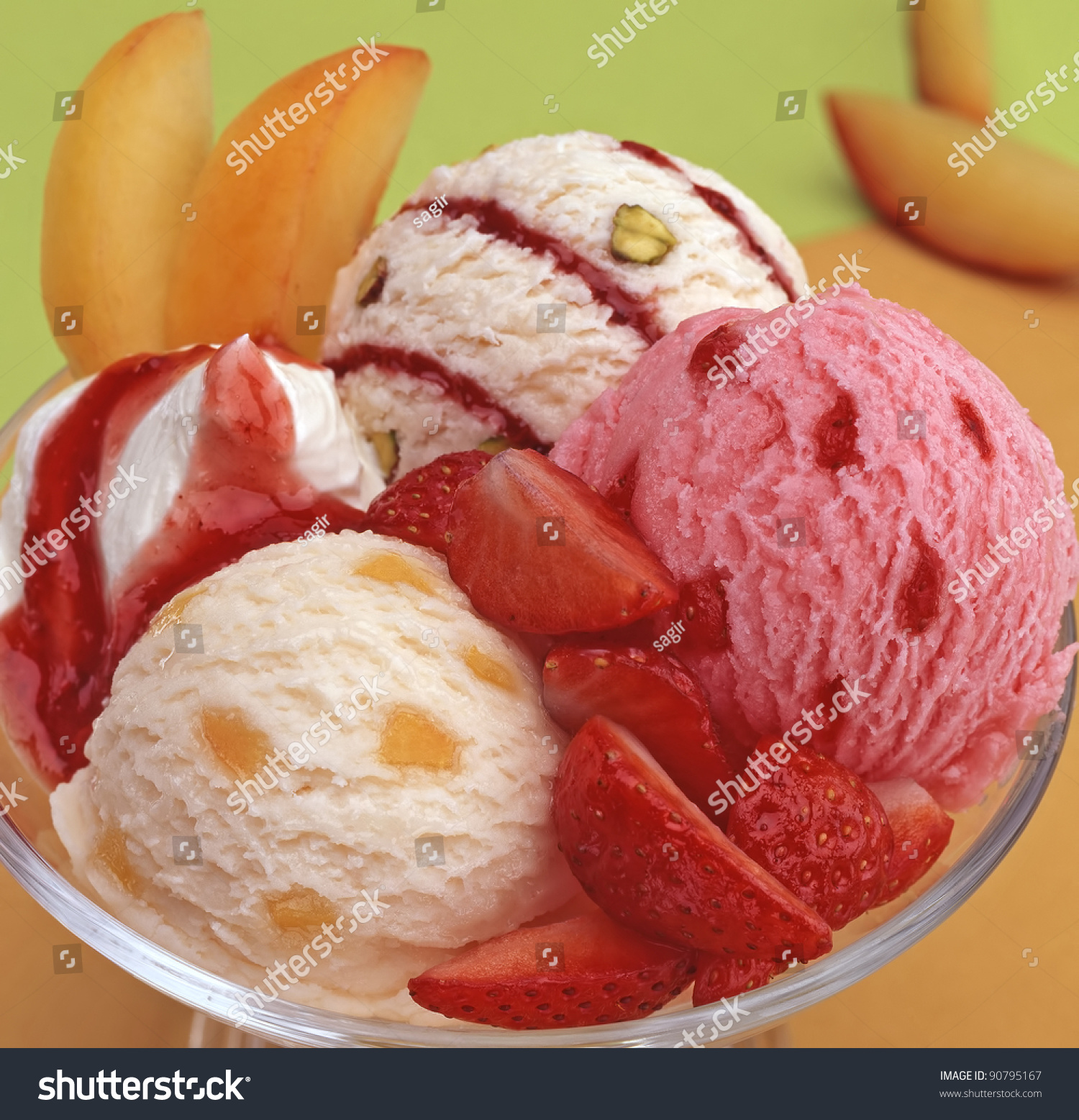 Фруктовое мороженое из фруктов. Мороженое. Мороженое с фруктами. Десерт мороженое с фруктами. Мороженое с наполнителем.