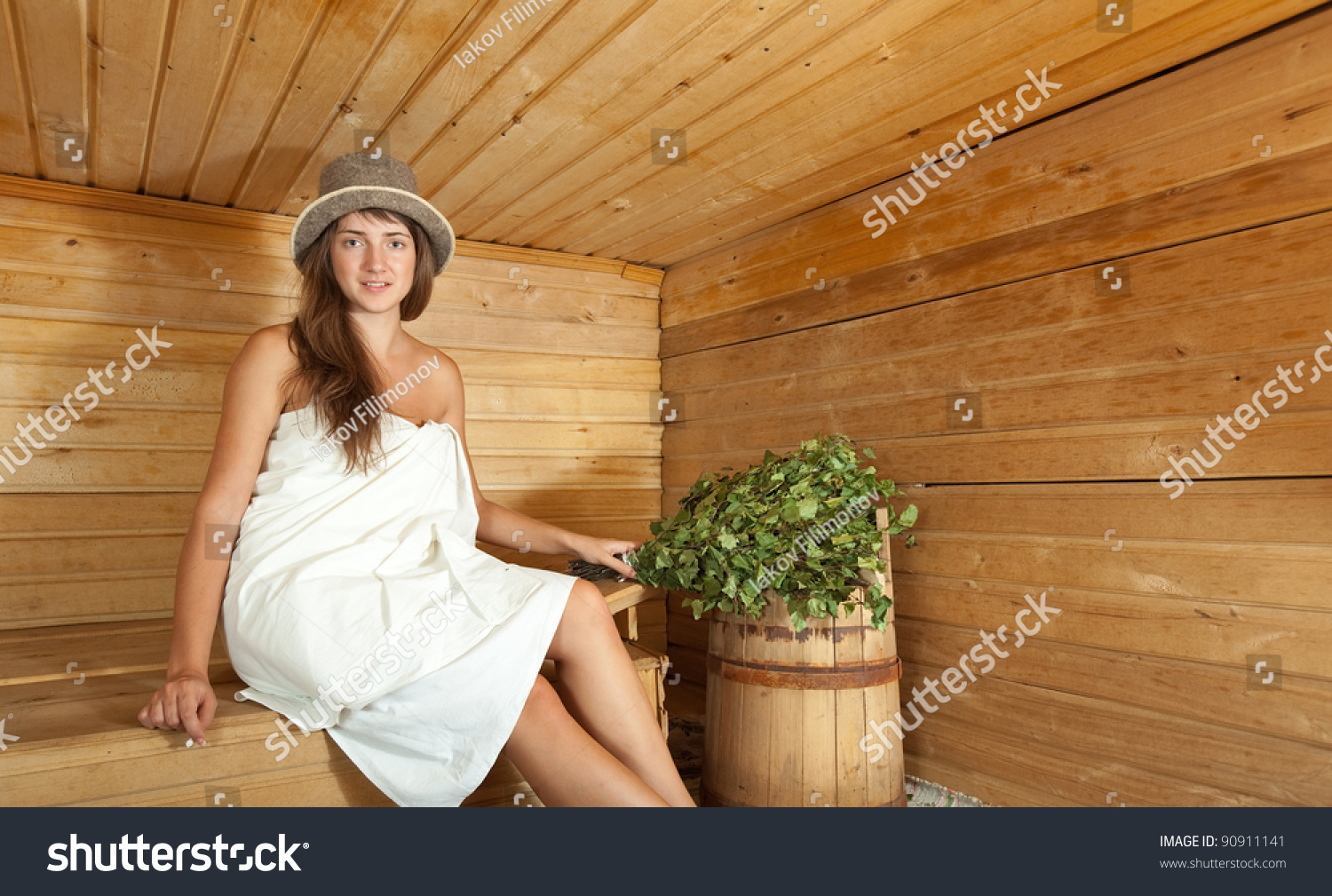 Женщина после бани в деревне